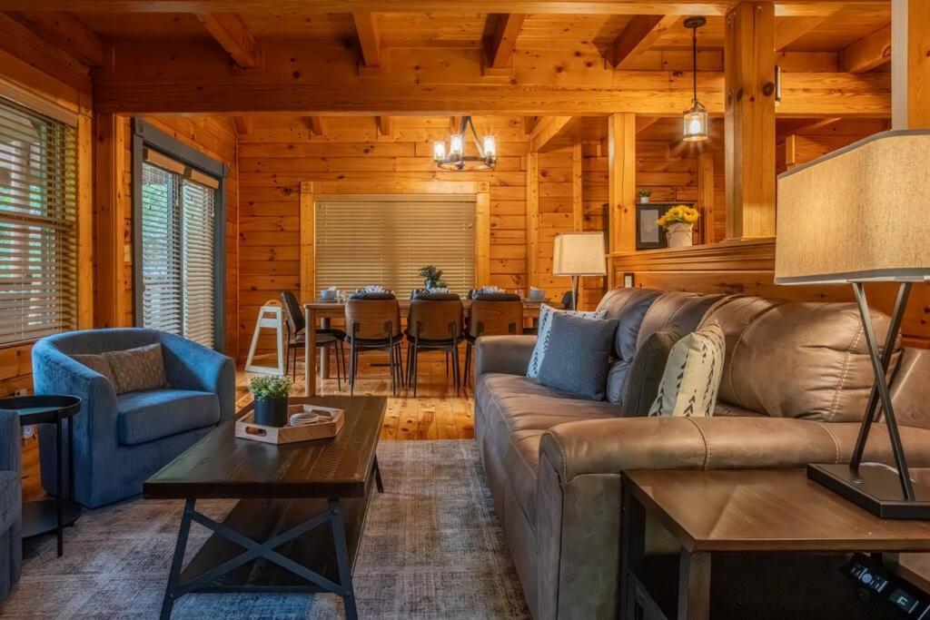 5br Log Cabin, Game Room, Hot Tub, Swimming Pool *