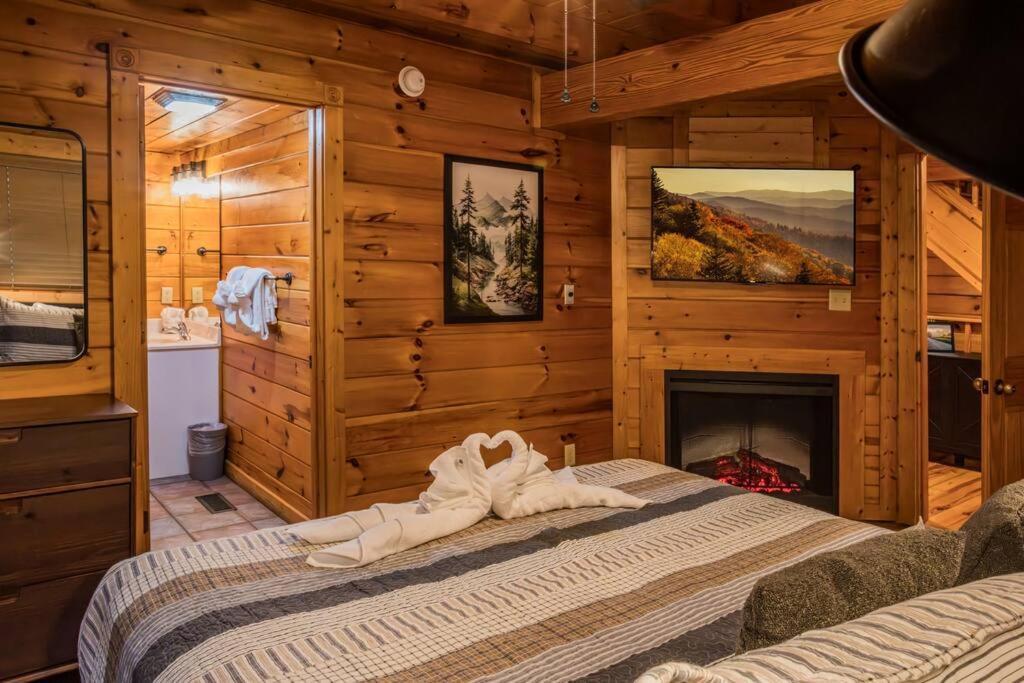 5br Log Cabin, Game Room, Hot Tub, Swimming Pool Gatlinburg