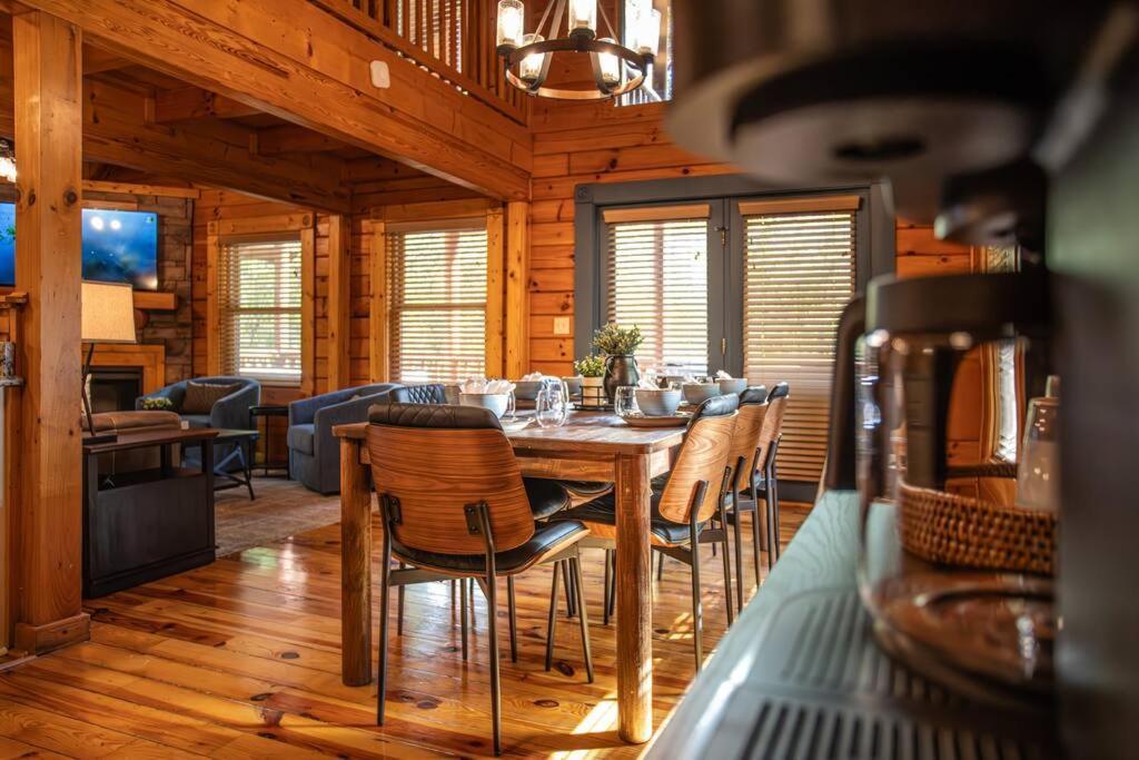 5br Log Cabin, Game Room, Hot Tub, Swimming Pool