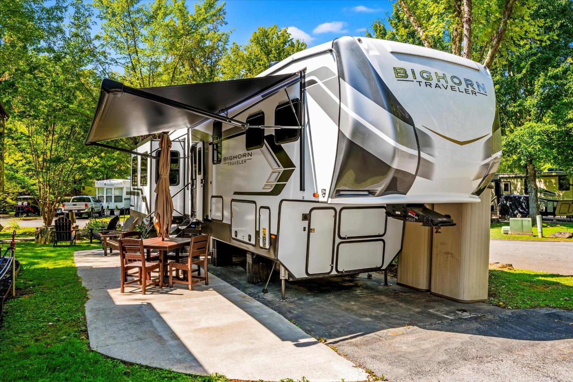 Water Edge Glamping Resort- Fishing Pond, Fire Pit, Swimming Pools, Mini Golf Holiday home Gatlinburg