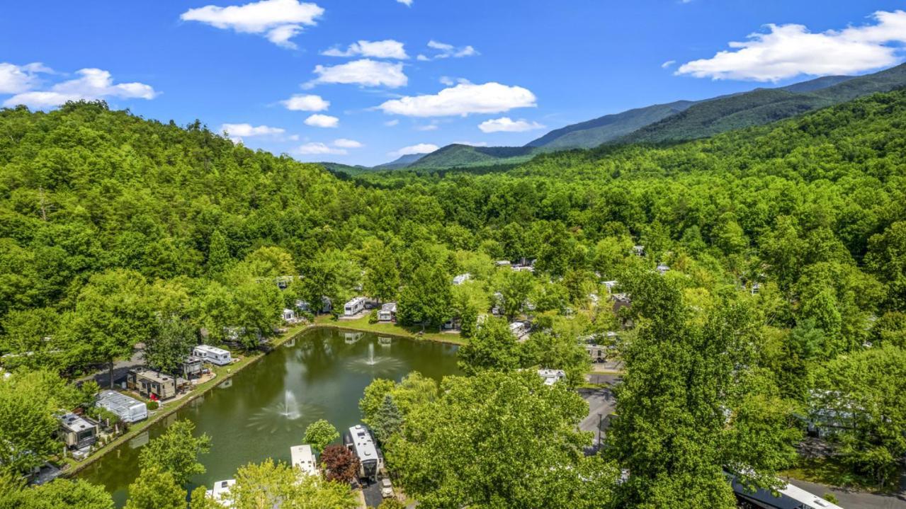 Water Edge Glamping Resort- Fishing Pond, Fire Pit, Swimming Pools, Mini Golf Holiday home Gatlinburg