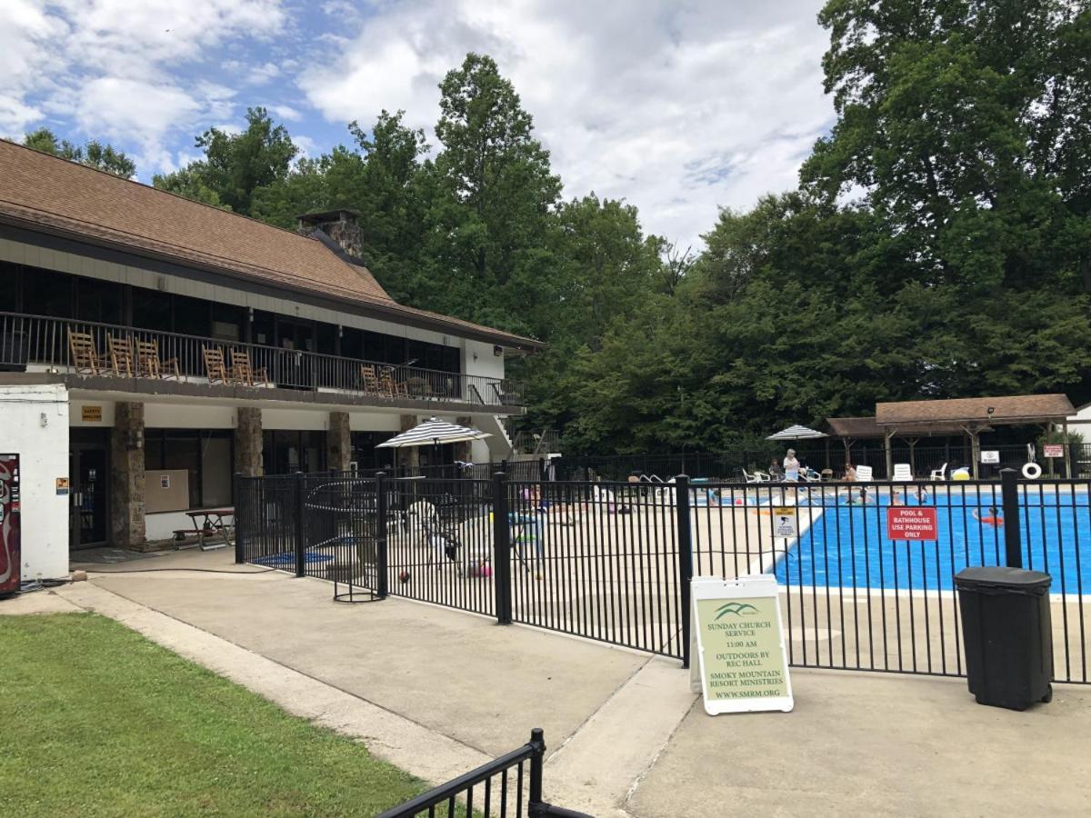 Holiday home Water Edge Glamping Resort- Fishing Pond, Fire Pit, Swimming Pools, Mini Golf Gatlinburg