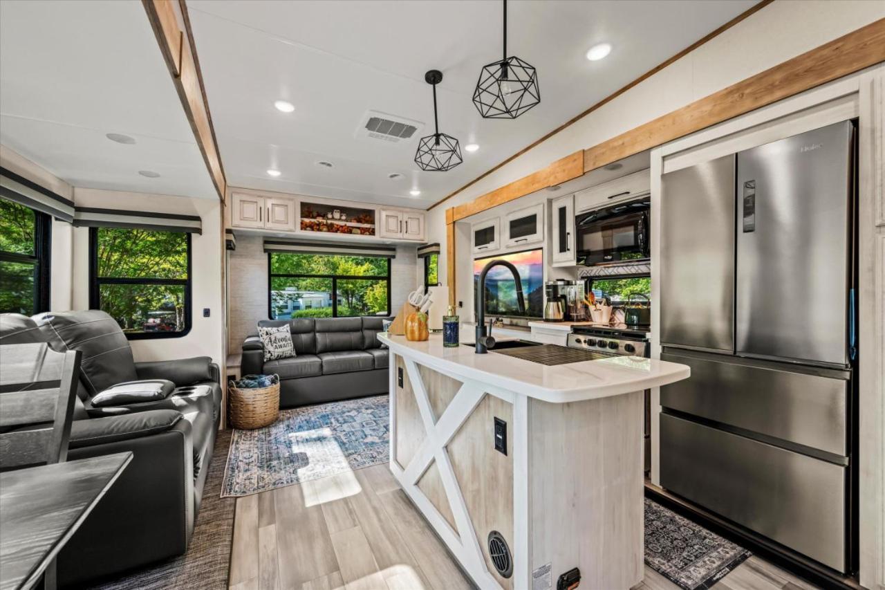 Water Edge Glamping Resort- Fishing Pond, Fire Pit, Swimming Pools, Mini Golf Holiday home Gatlinburg
