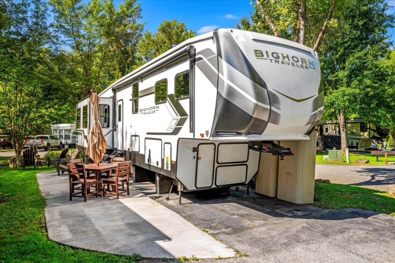 Water Edge Glamping Resort- Fishing Pond, Fire Pit, Swimming Pools, Mini Golf Gatlinburg