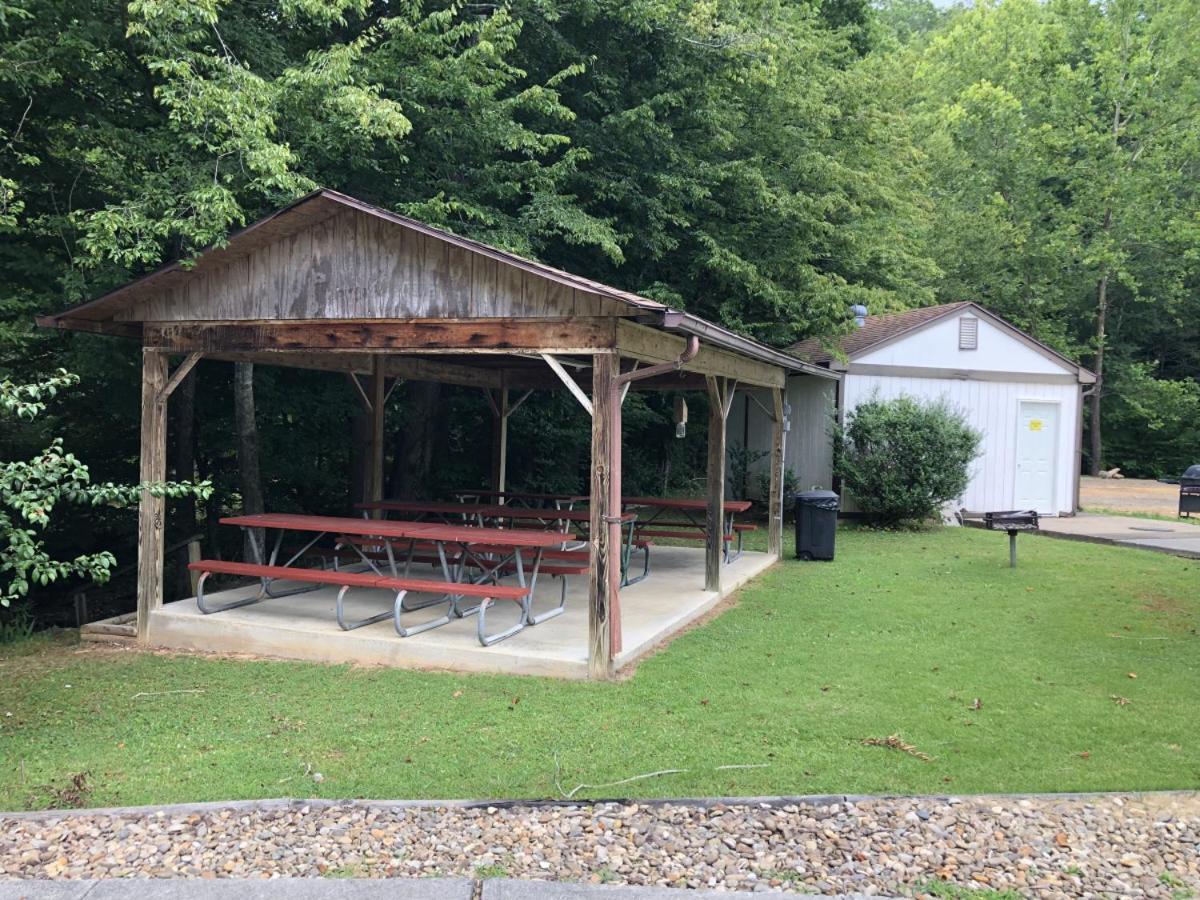 Water Edge Glamping Resort- Fishing Pond, Fire Pit, Swimming Pools, Mini Golf * Gatlinburg