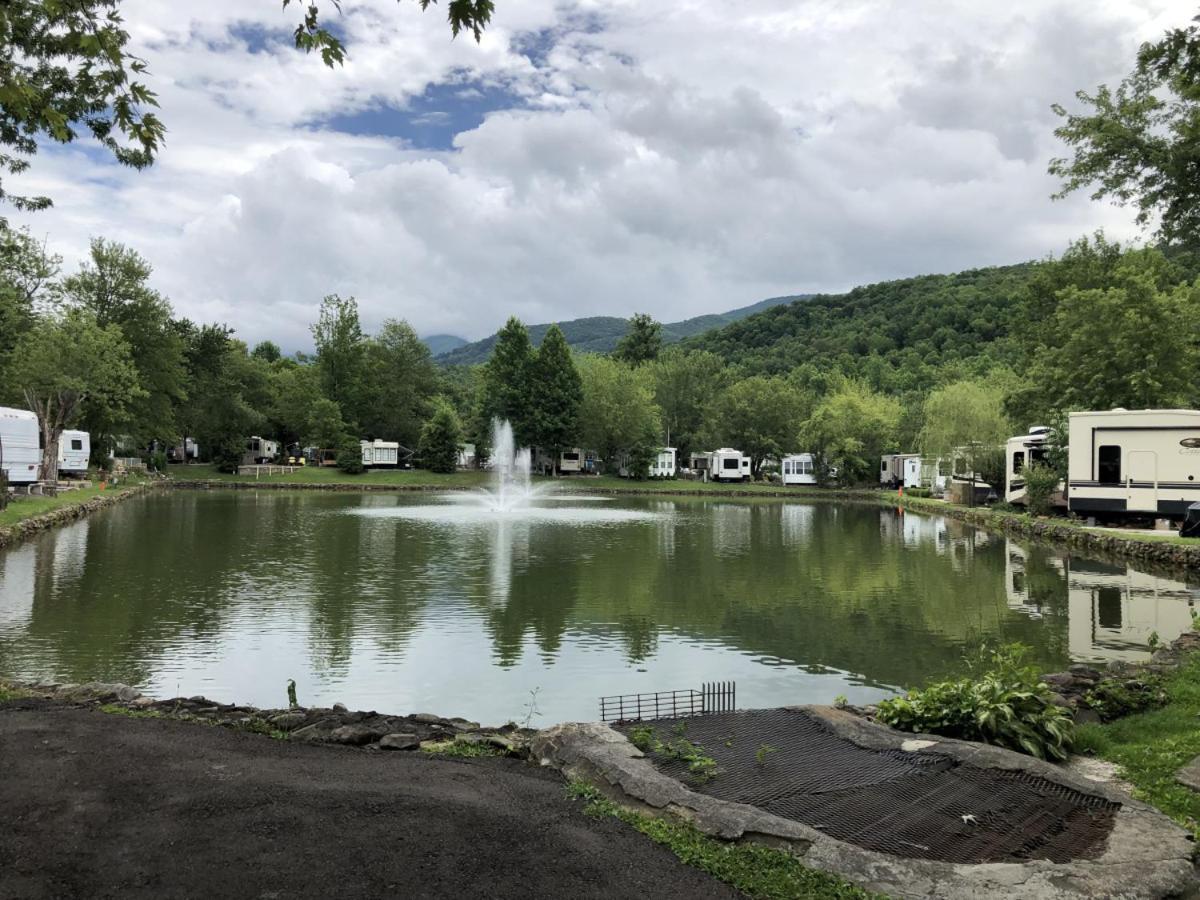 Water Edge Glamping Resort- Fishing Pond, Fire Pit, Swimming Pools, Mini Golf