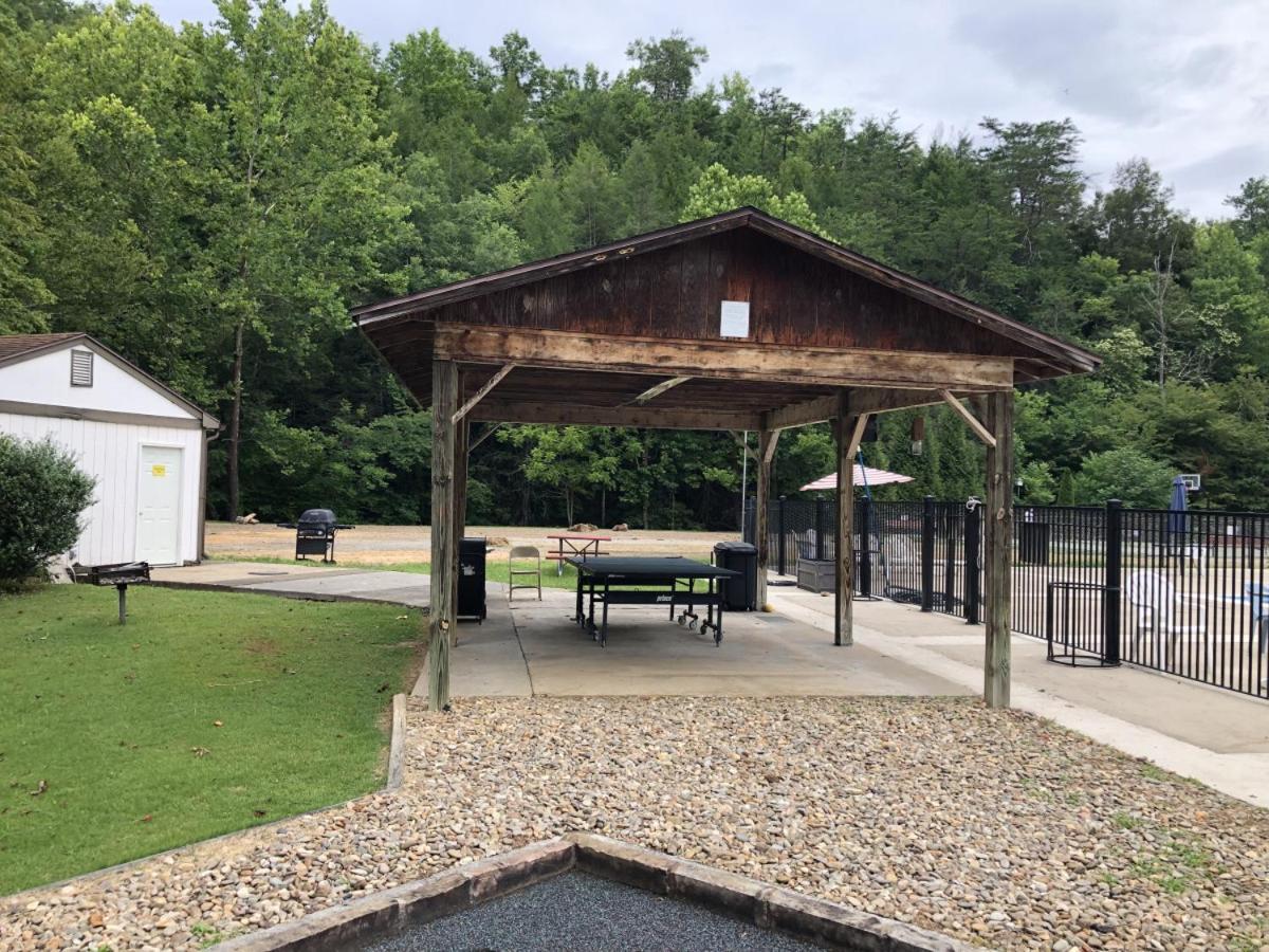Water Edge Glamping Resort- Fishing Pond, Fire Pit, Swimming Pools, Mini Golf Holiday home *