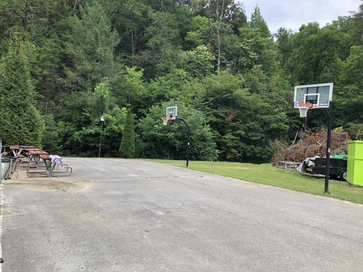 Water Edge Glamping Resort- Fishing Pond, Fire Pit, Swimming Pools, Mini Golf Holiday home Gatlinburg