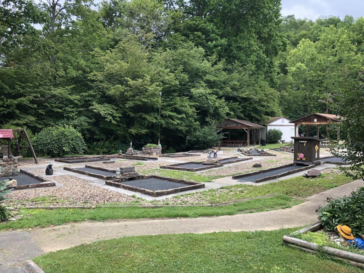 Water Edge Glamping Resort- Fishing Pond, Fire Pit, Swimming Pools, Mini Golf *