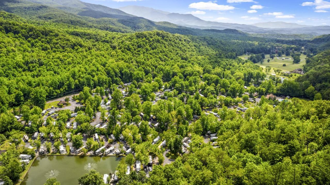 Water Edge Glamping Resort- Fishing Pond, Fire Pit, Swimming Pools, Mini Golf Gatlinburg
