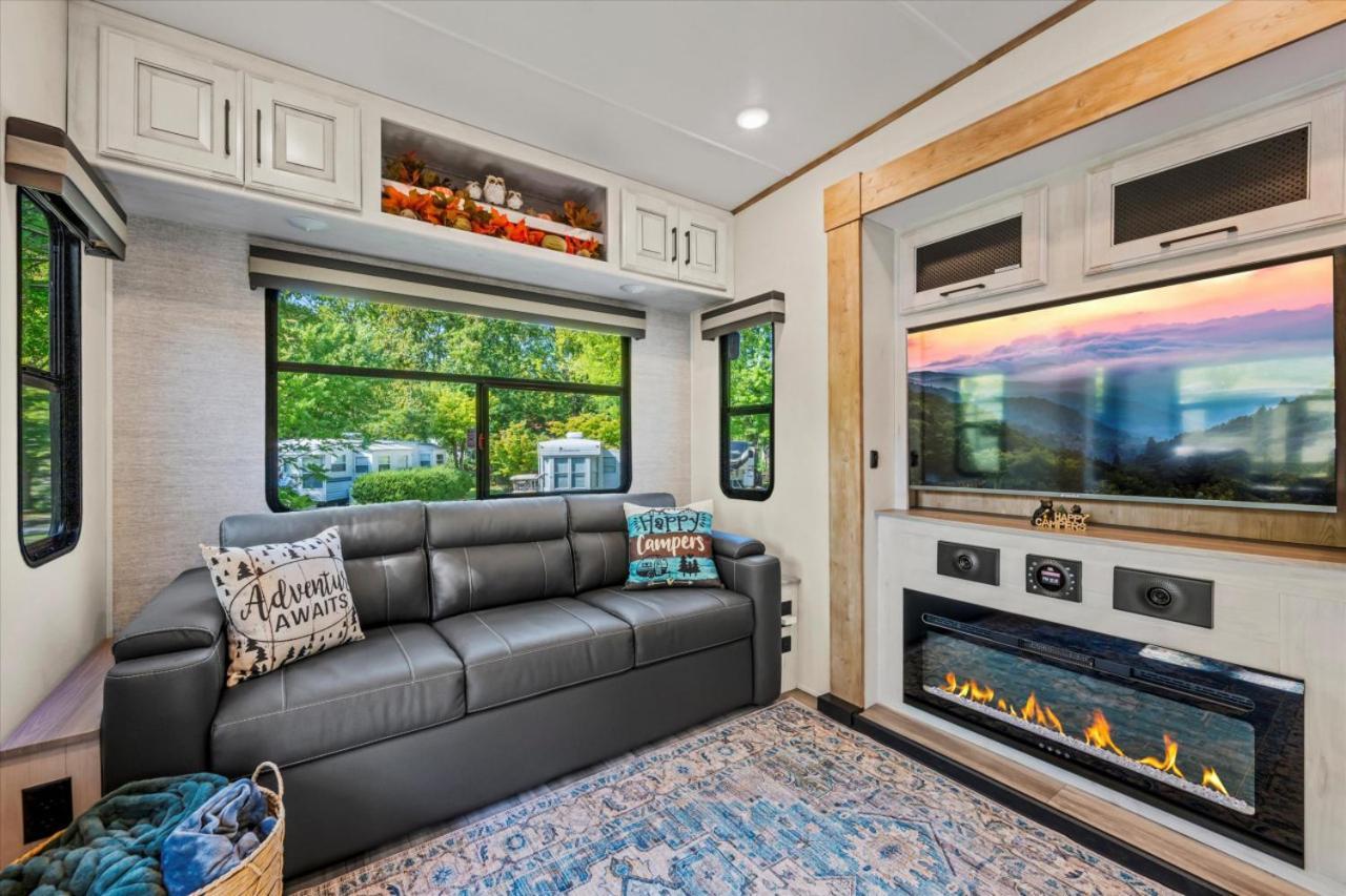 Water Edge Glamping Resort- Fishing Pond, Fire Pit, Swimming Pools, Mini Golf Holiday home