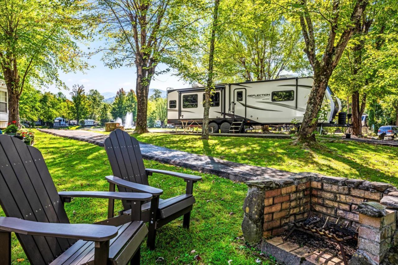 Holiday home Water Edge Glamping Resort- Fishing Pond, Fire Pit, Swimming Pools, Mini Golf *