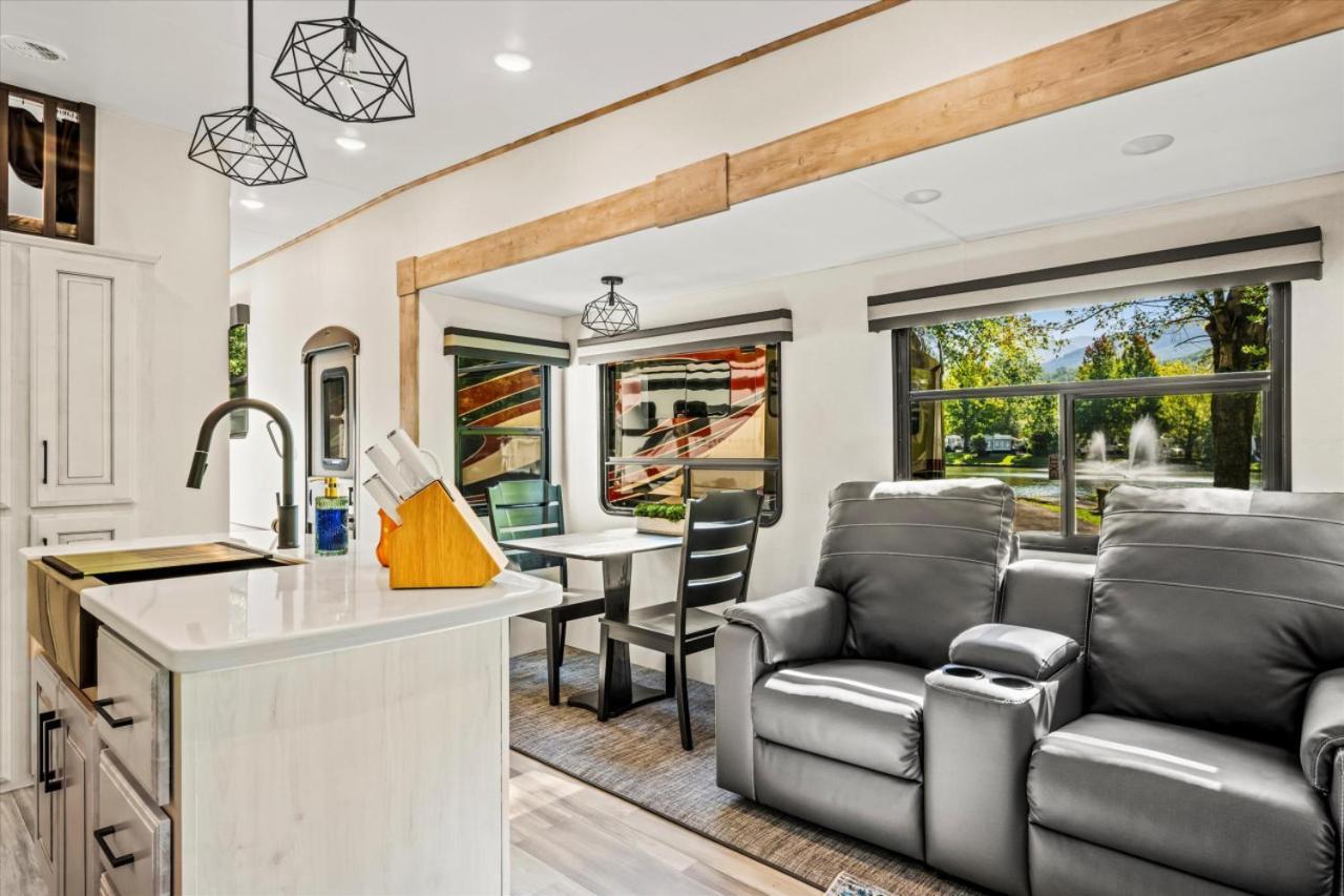 Water Edge Glamping Resort- Fishing Pond, Fire Pit, Swimming Pools, Mini Golf * Gatlinburg