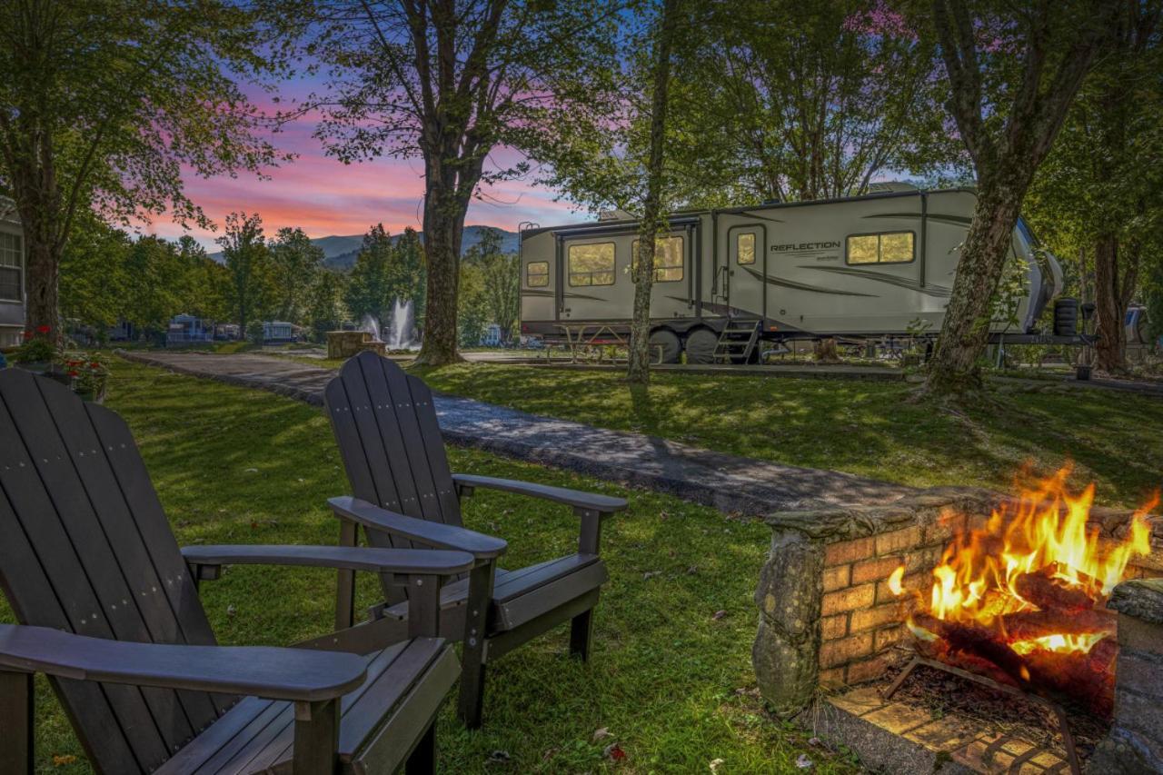 Holiday home Water Edge Glamping Resort- Fishing Pond, Fire Pit, Swimming Pools, Mini Golf Gatlinburg
