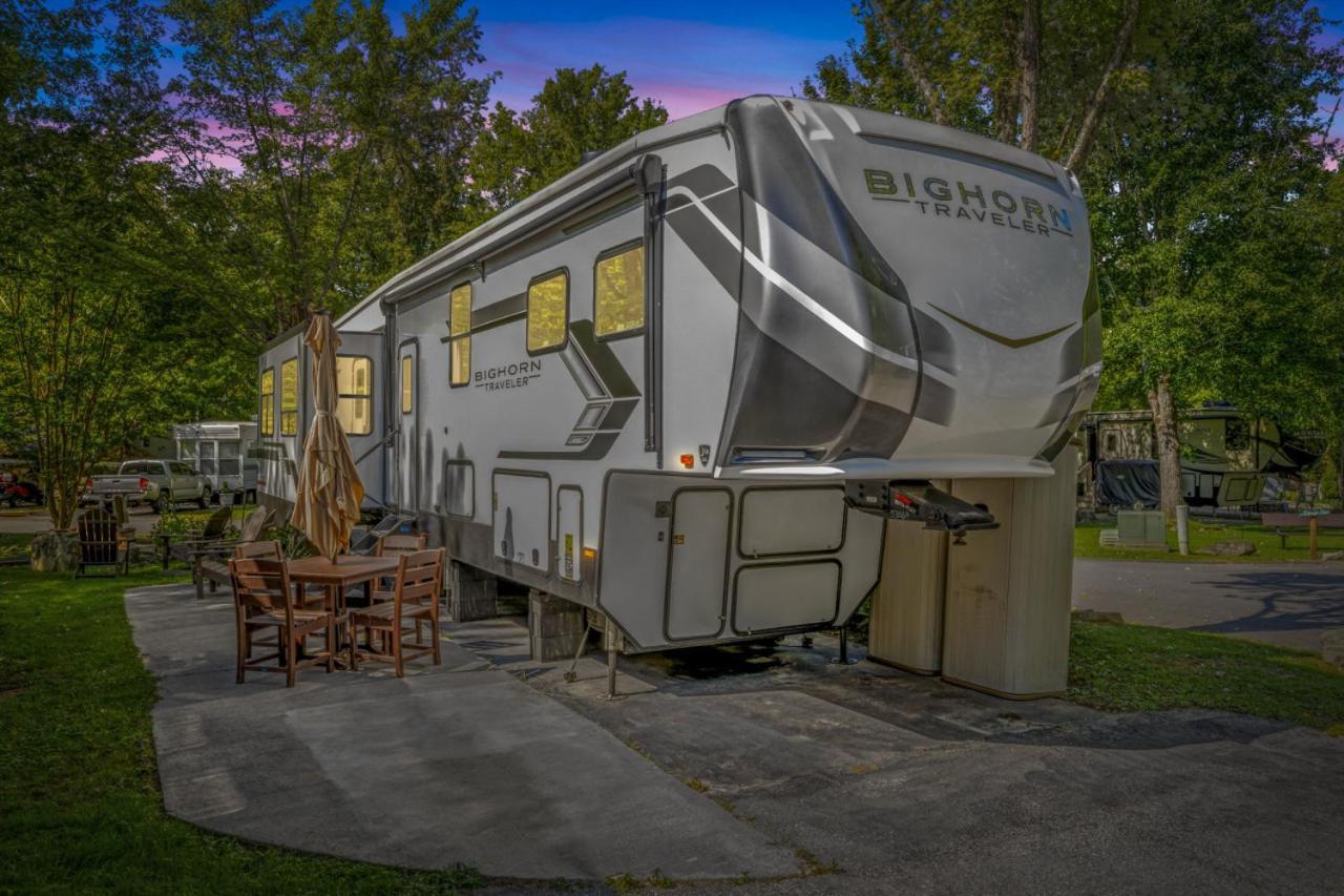 Holiday home Water Edge Glamping Resort- Fishing Pond, Fire Pit, Swimming Pools, Mini Golf Gatlinburg