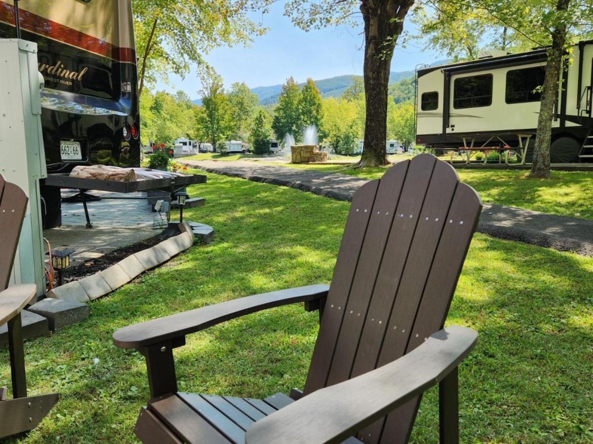 Water Edge Glamping Resort- Fishing Pond, Fire Pit, Swimming Pools, Mini Golf Holiday home *