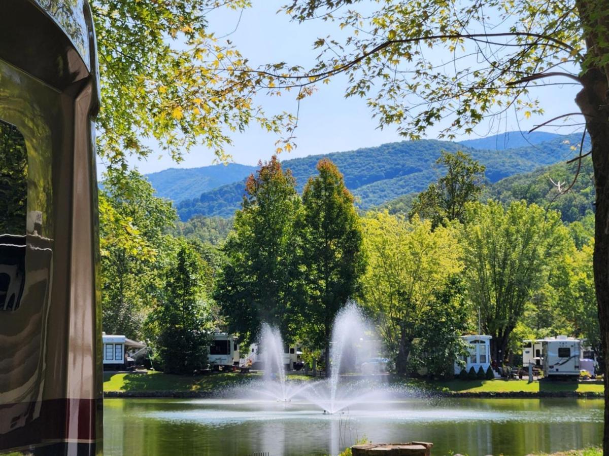 Water Edge Glamping Resort- Fishing Pond, Fire Pit, Swimming Pools, Mini Golf *