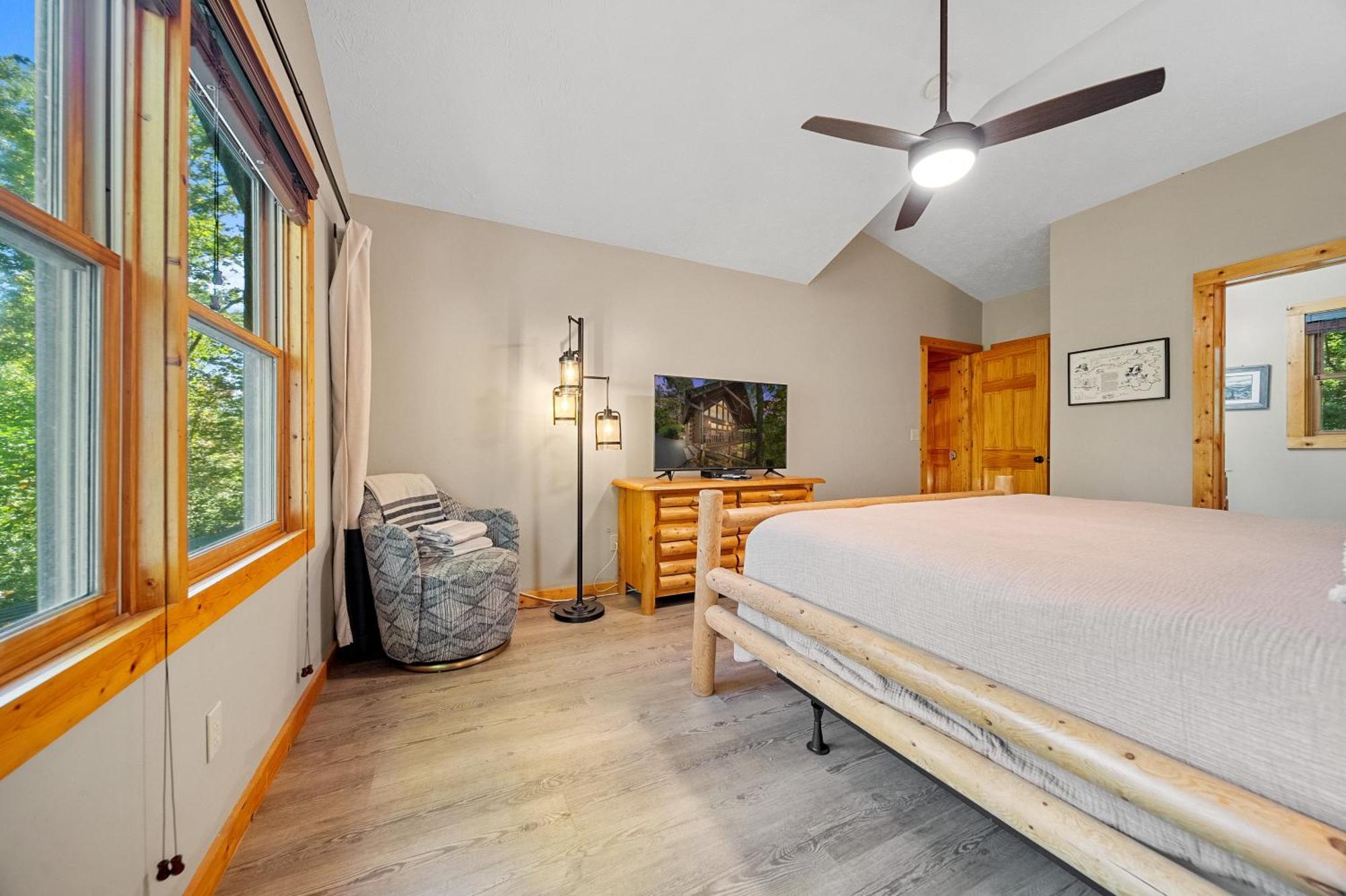 Gray Fox Den Theater & Arcade, Hot Tub, Views *