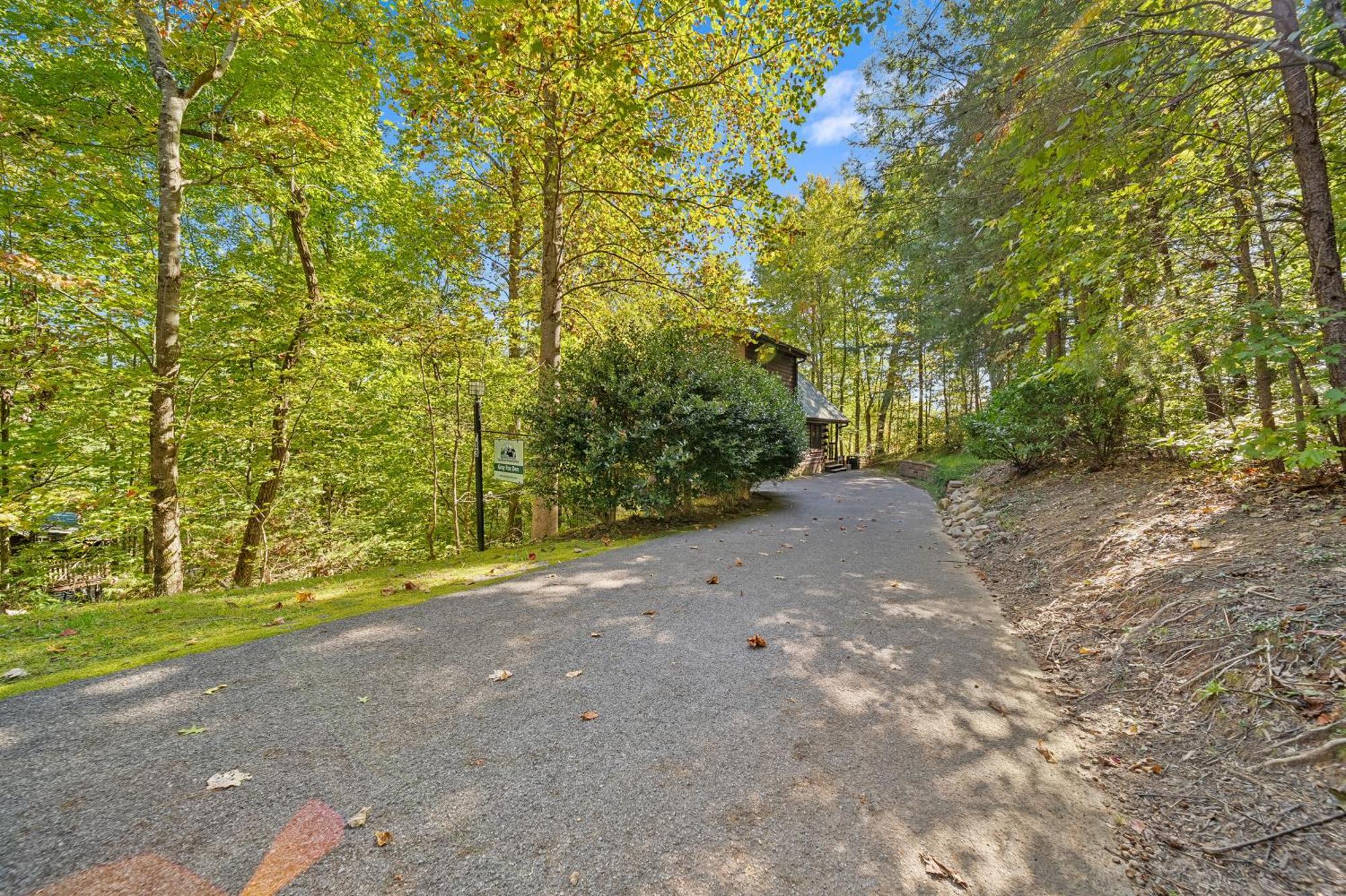 Gray Fox Den Theater & Arcade, Hot Tub, Views Gatlinburg