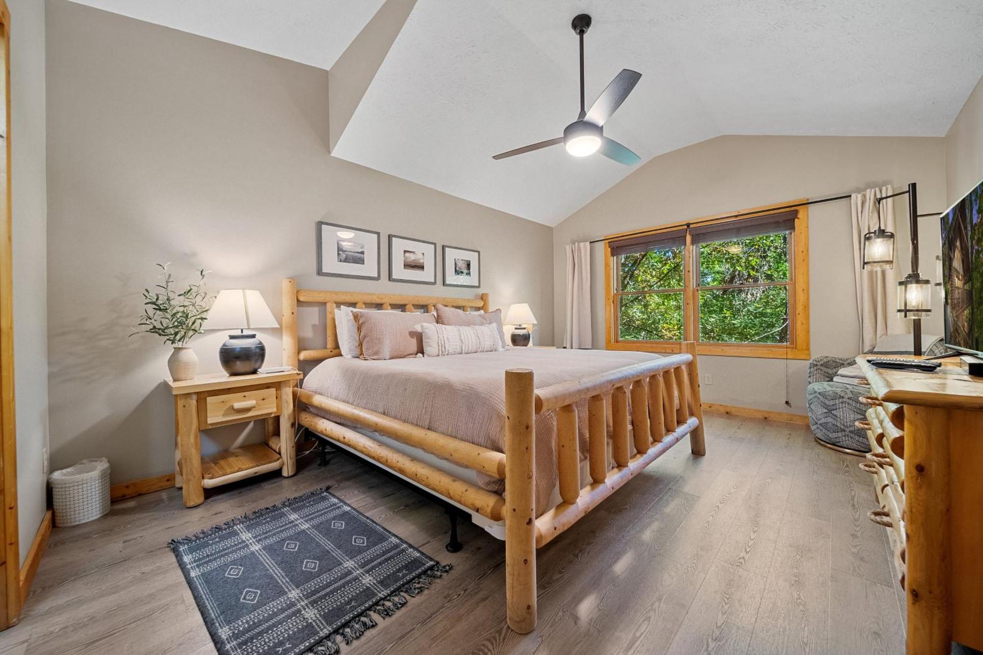 Gray Fox Den Theater & Arcade, Hot Tub, Views * Gatlinburg