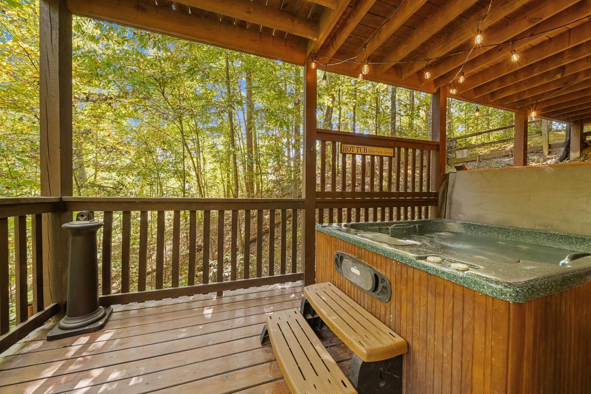 Holiday home Gray Fox Den Theater & Arcade, Hot Tub, Views *