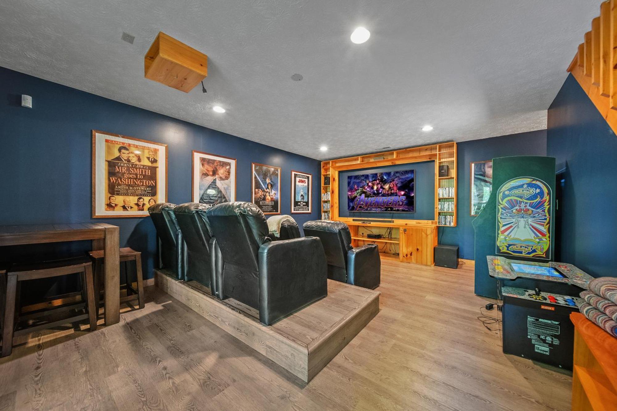 Gray Fox Den Theater & Arcade, Hot Tub, Views *