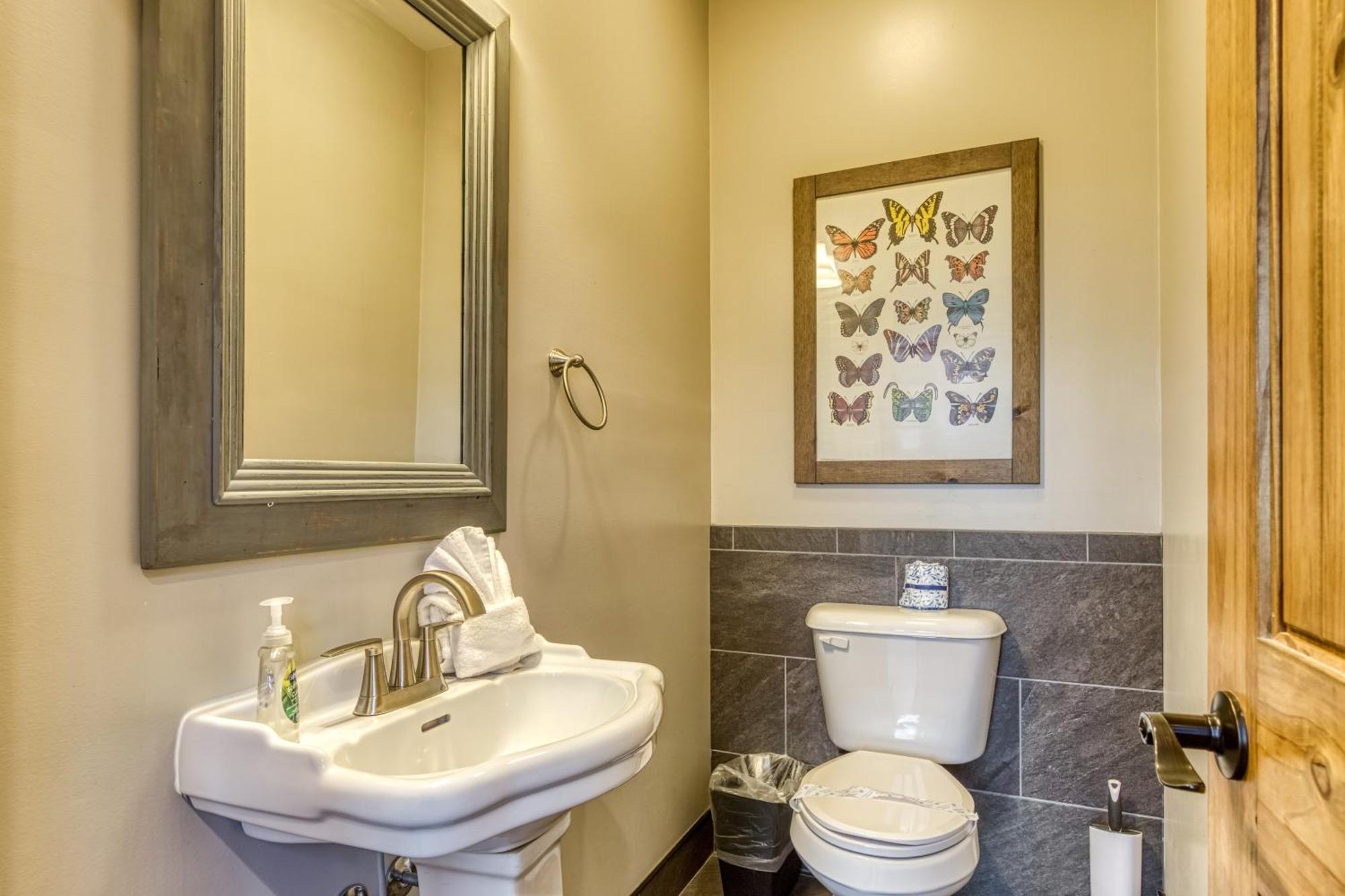90 Seconds To Downtownmtncity Views5 King Ensuites!hot Tub10 Bedsgas Grillpoolarcade Game Holiday home