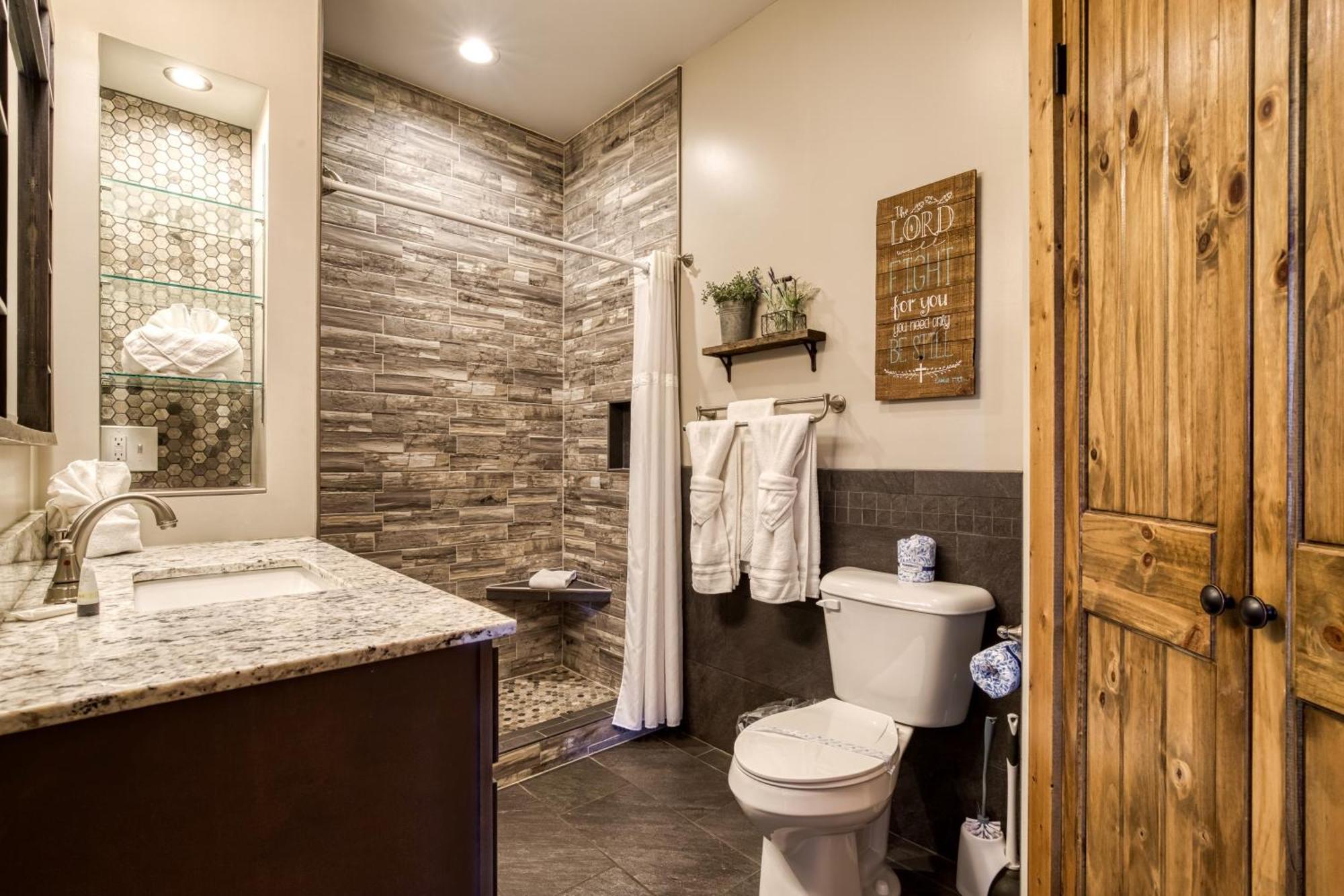 Holiday home 90 Seconds To Downtownmtncity Views5 King Ensuites!hot Tub10 Bedsgas Grillpoolarcade Game Gatlinburg