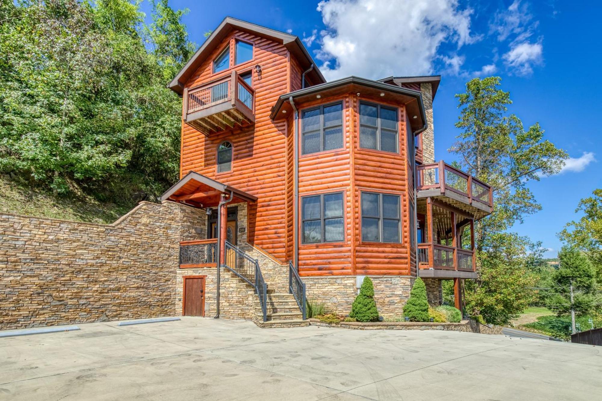 90 Seconds To Downtownmtncity Views5 King Ensuites!hot Tub10 Bedsgas Grillpoolarcade Game *