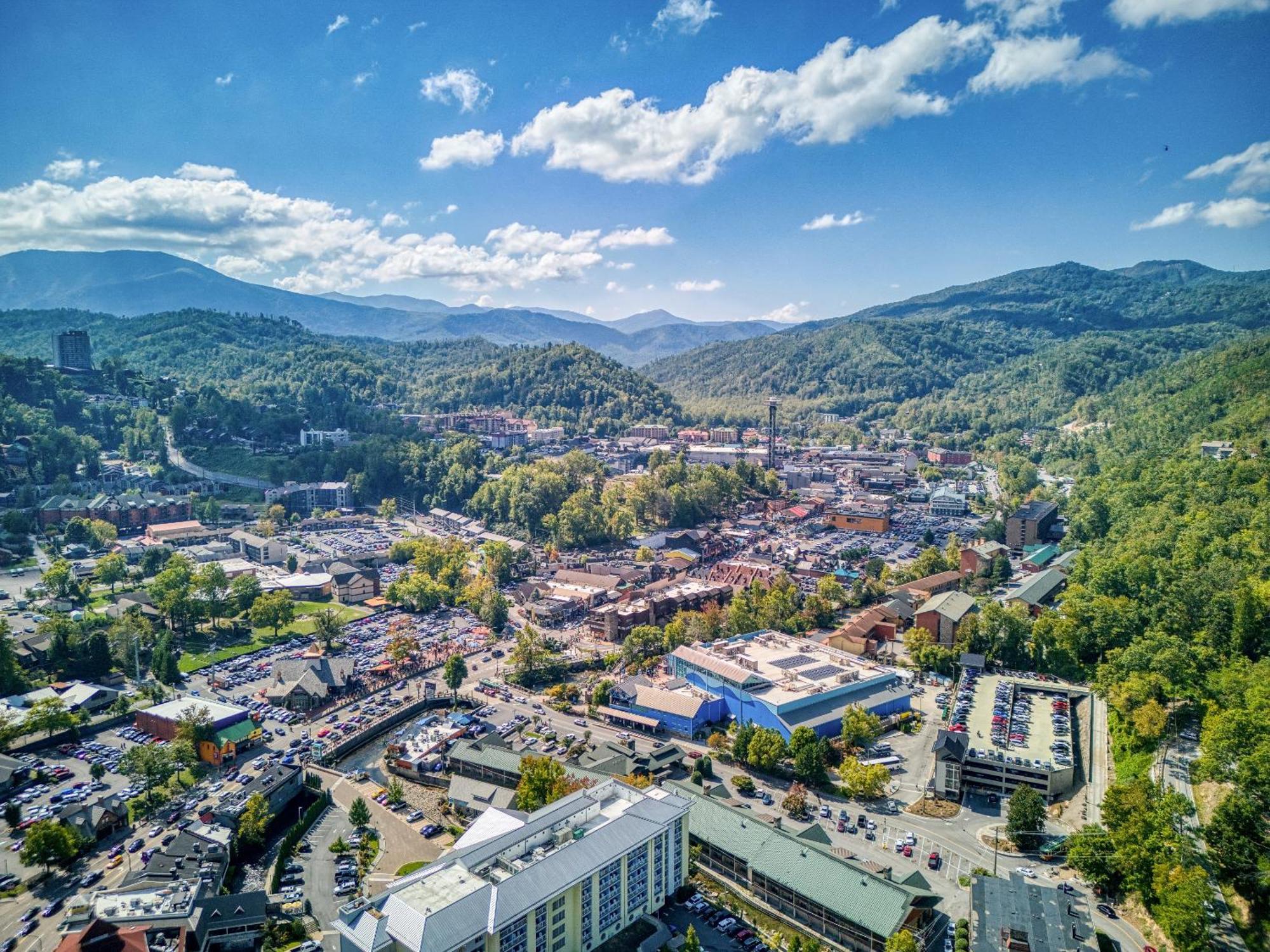 Holiday home 90 Seconds To Downtownmtncity Views5 King Ensuites!hot Tub10 Bedsgas Grillpoolarcade Game Gatlinburg