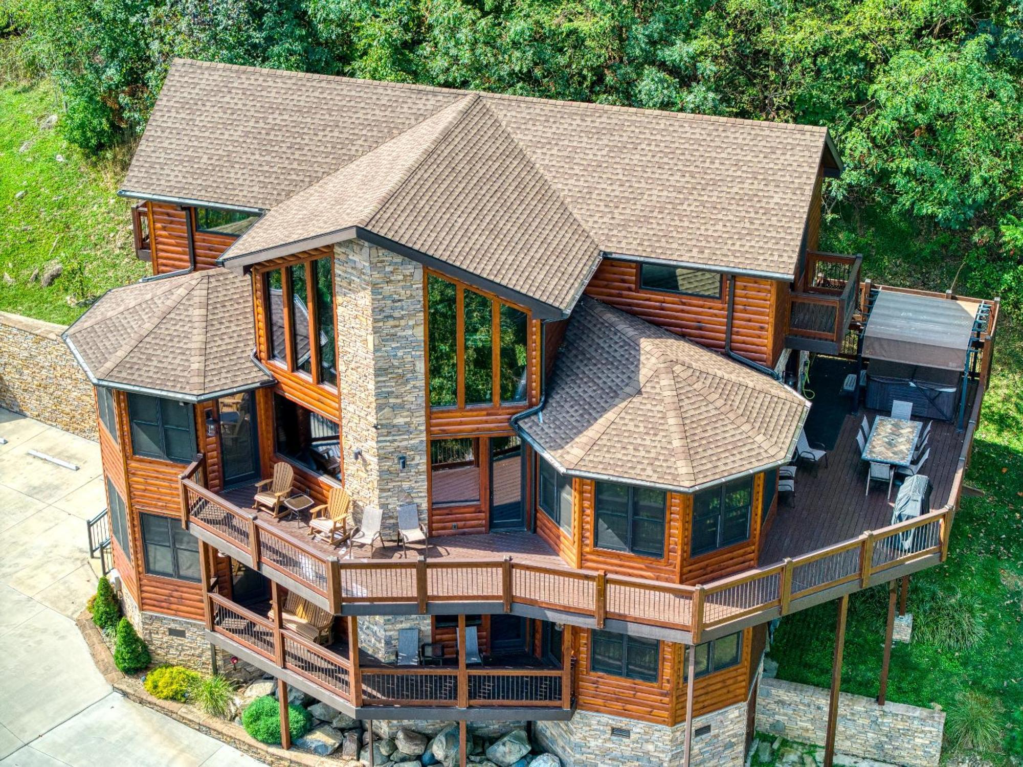 Holiday home 90 Seconds To Downtownmtncity Views5 King Ensuites!hot Tub10 Bedsgas Grillpoolarcade Game *