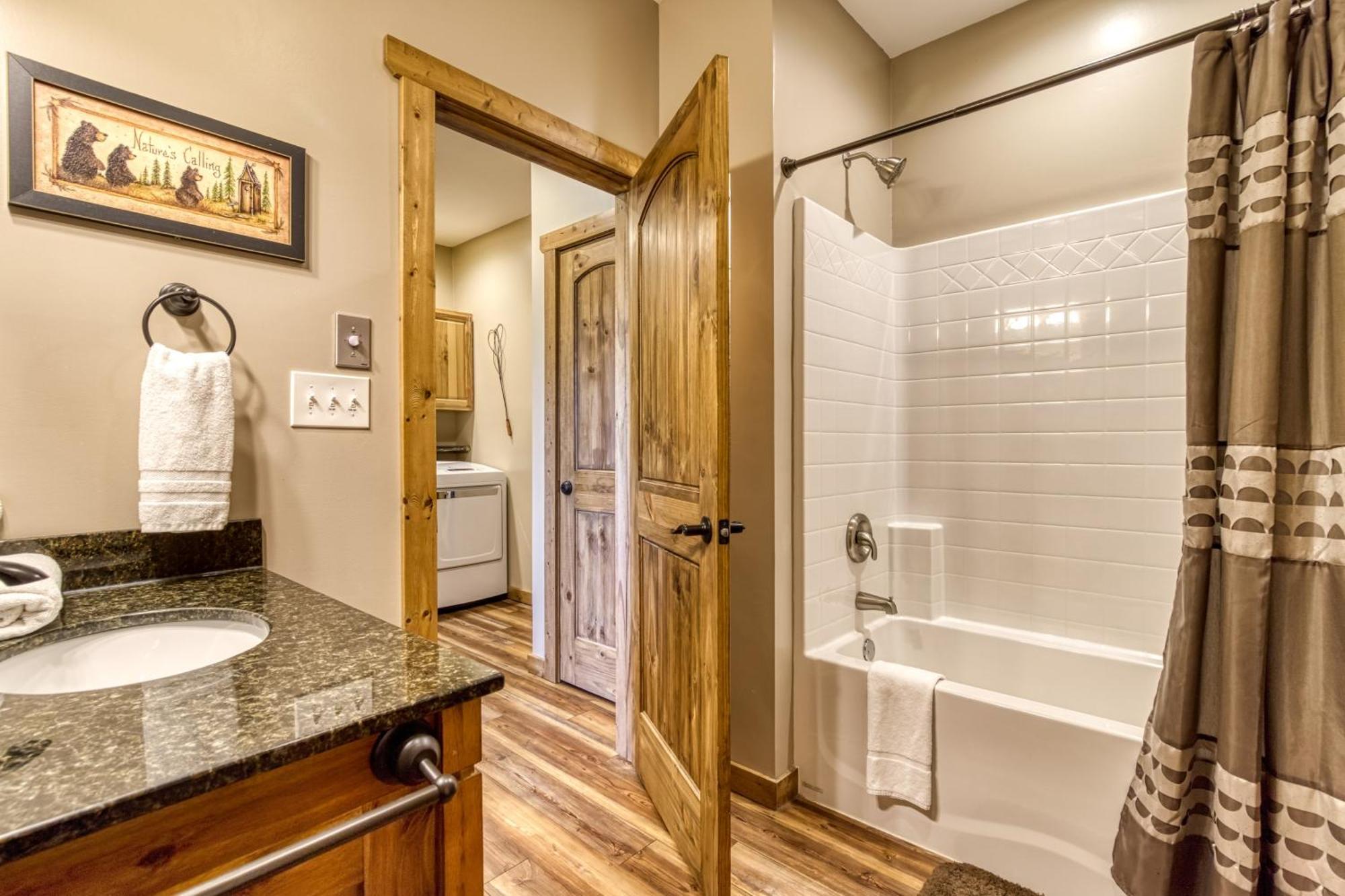Holiday home 90 Seconds To Downtownmtncity Views5 King Ensuites!hot Tub10 Bedsgas Grillpoolarcade Game Gatlinburg