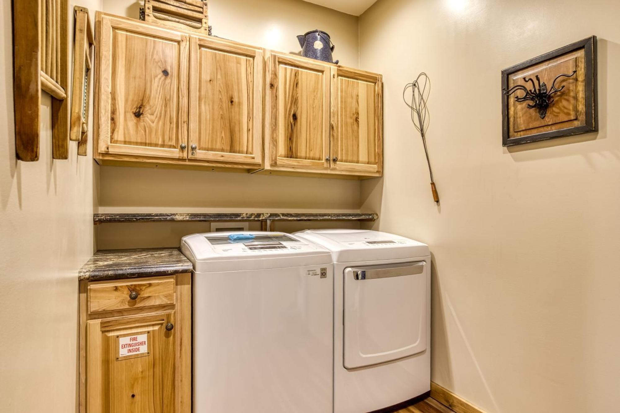 90 Seconds To Downtownmtncity Views5 King Ensuites!hot Tub10 Bedsgas Grillpoolarcade Game