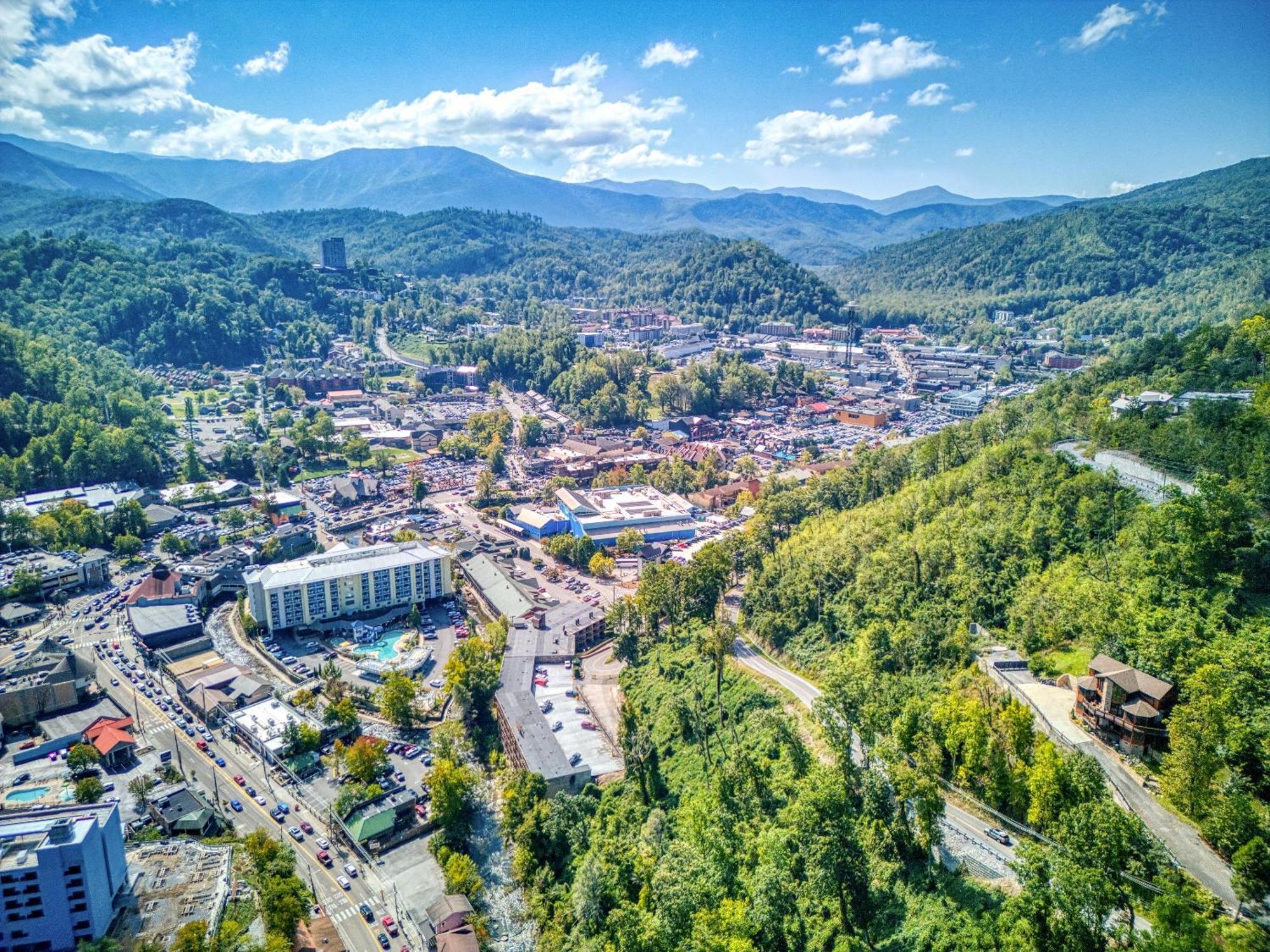 Holiday home 90 Seconds To Downtownmtncity Views5 King Ensuites!hot Tub10 Bedsgas Grillpoolarcade Game