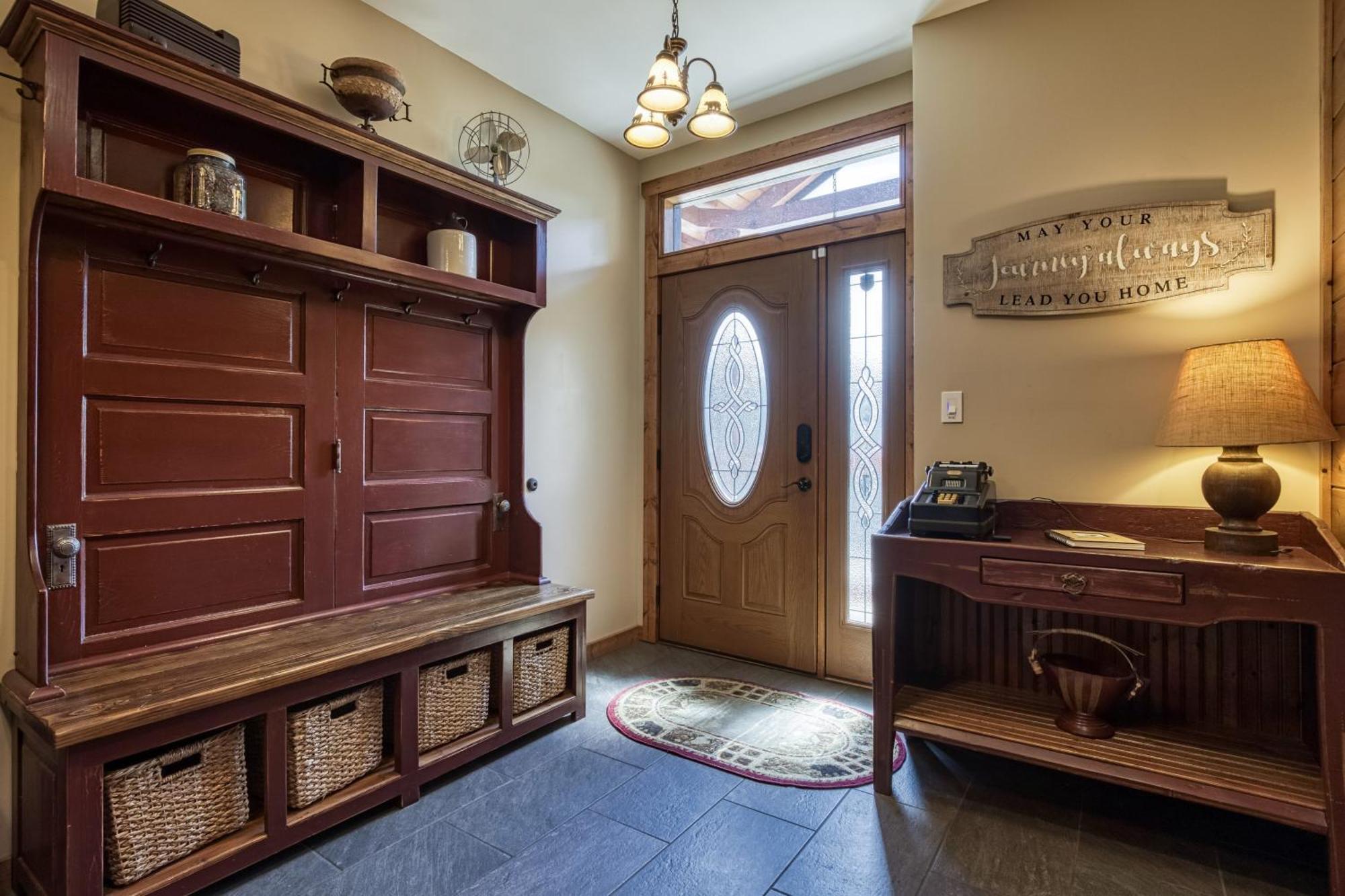 Holiday home 90 Seconds To Downtownmtncity Views5 King Ensuites!hot Tub10 Bedsgas Grillpoolarcade Game