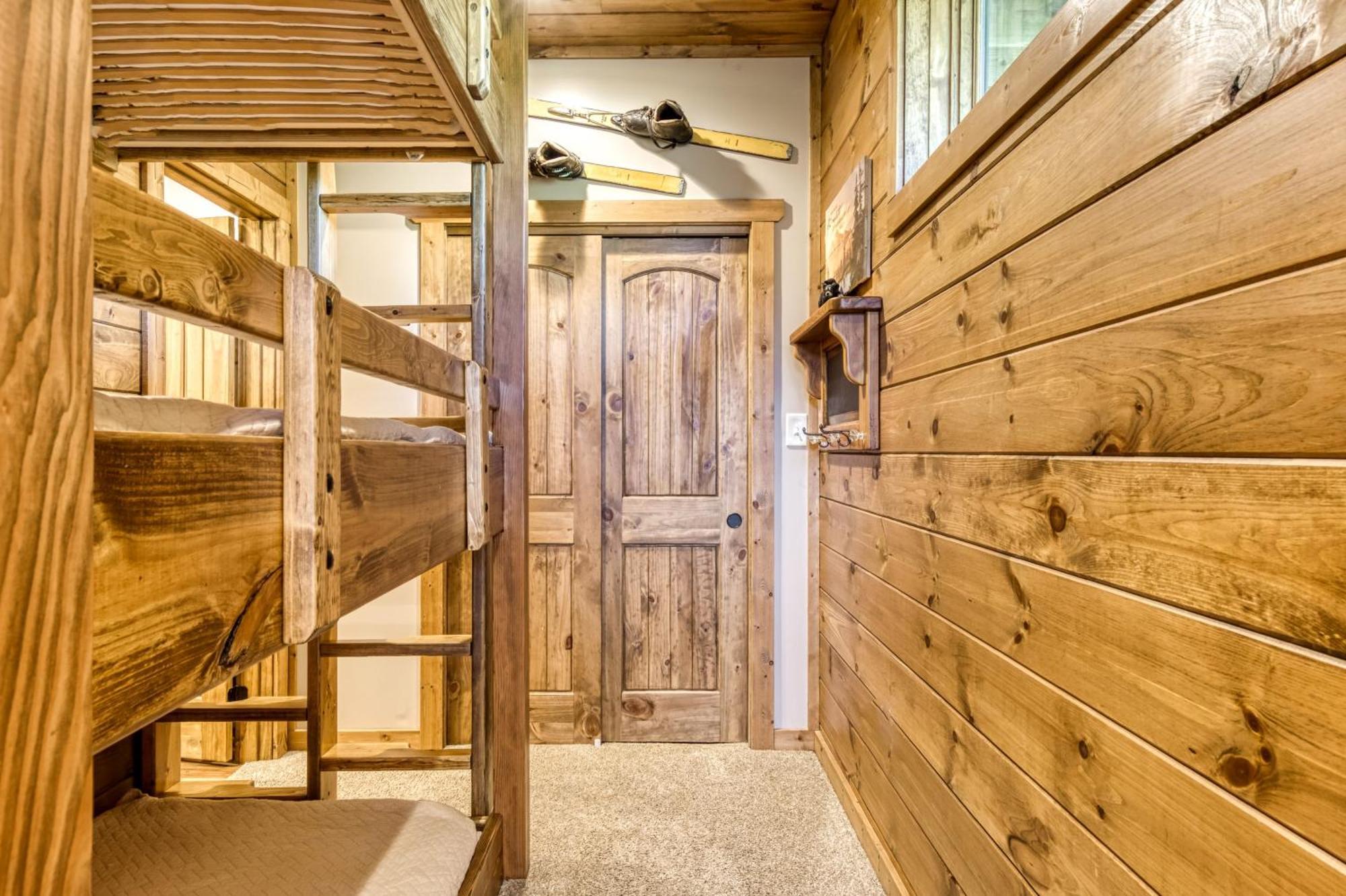 Holiday home 90 Seconds To Downtownmtncity Views5 King Ensuites!hot Tub10 Bedsgas Grillpoolarcade Game *