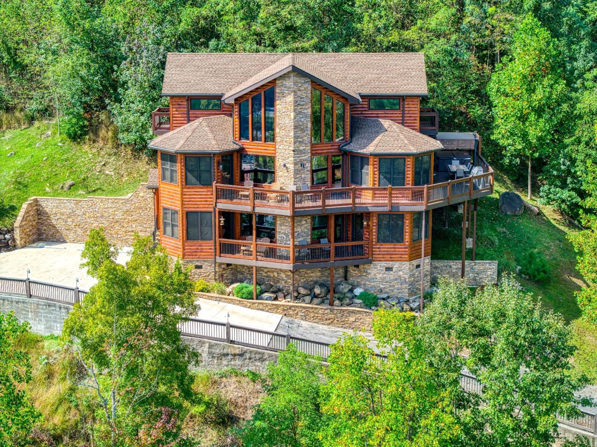 90 Seconds To Downtownmtncity Views5 King Ensuites!hot Tub10 Bedsgas Grillpoolarcade Game Holiday home Gatlinburg