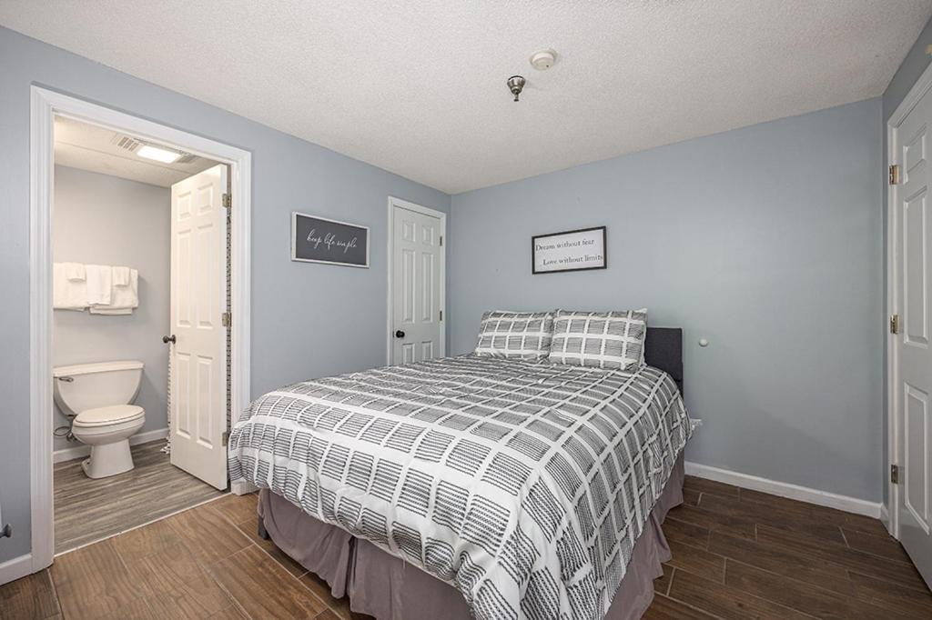 Bearfoot Condo, Free Parking, & Only A 12 Mile From Ripley's Aquarium *