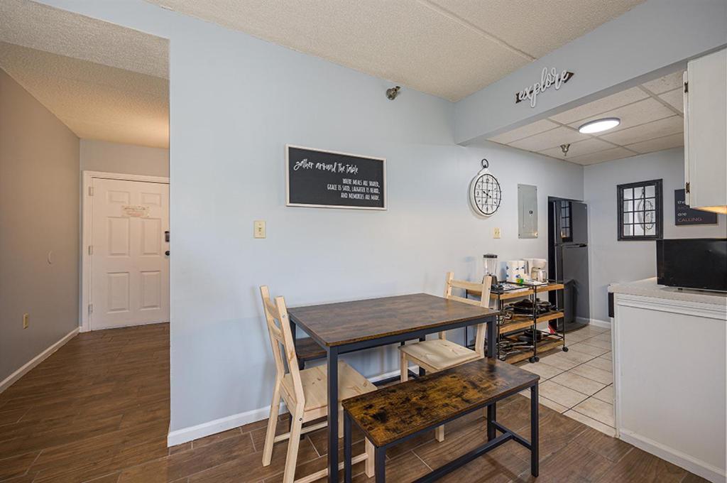 Bearfoot Condo, Free Parking, & Only A 12 Mile From Ripley's Aquarium Holiday home *