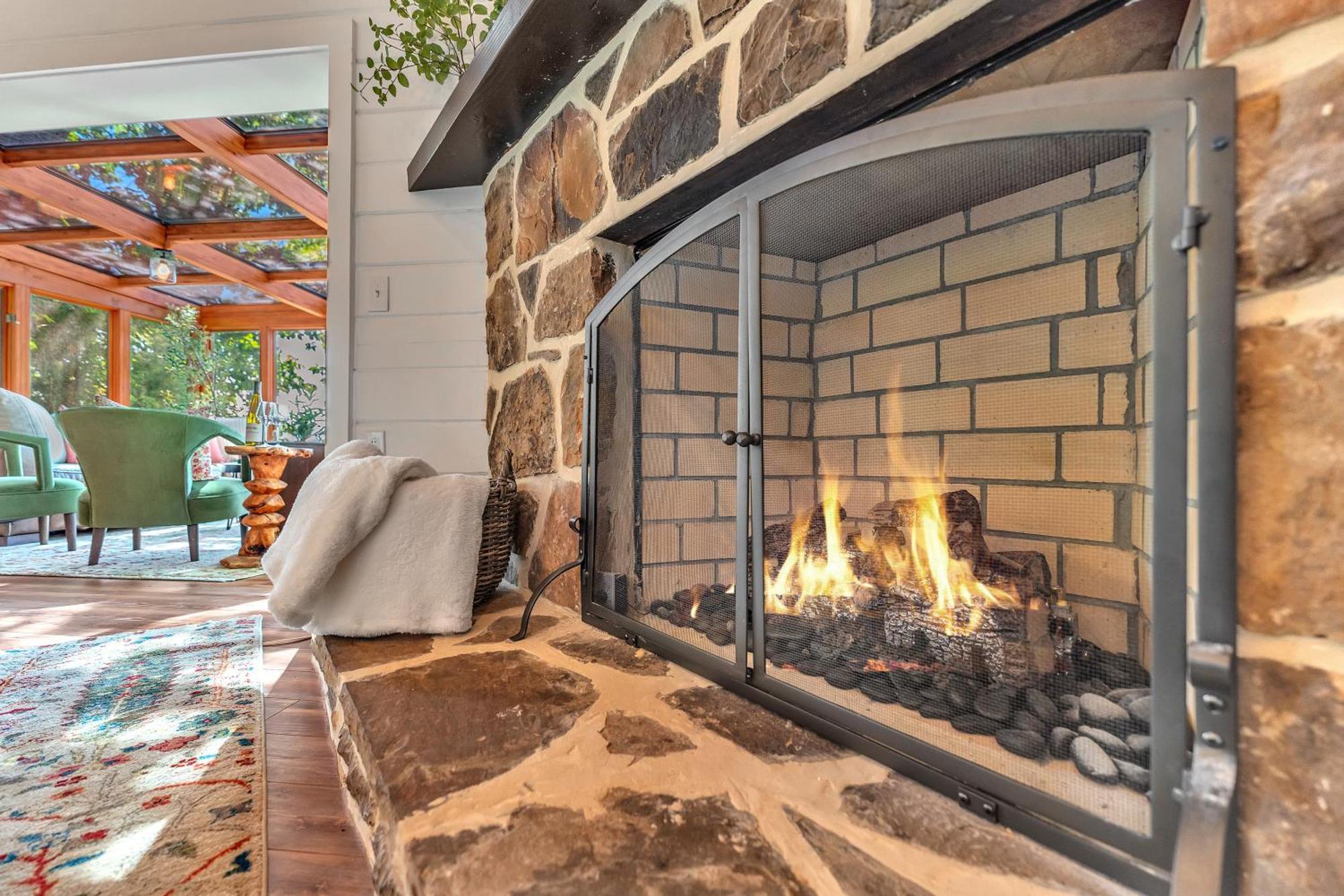Family With Sauna, Hottub, Heavenly Views! Mins To Downtown!