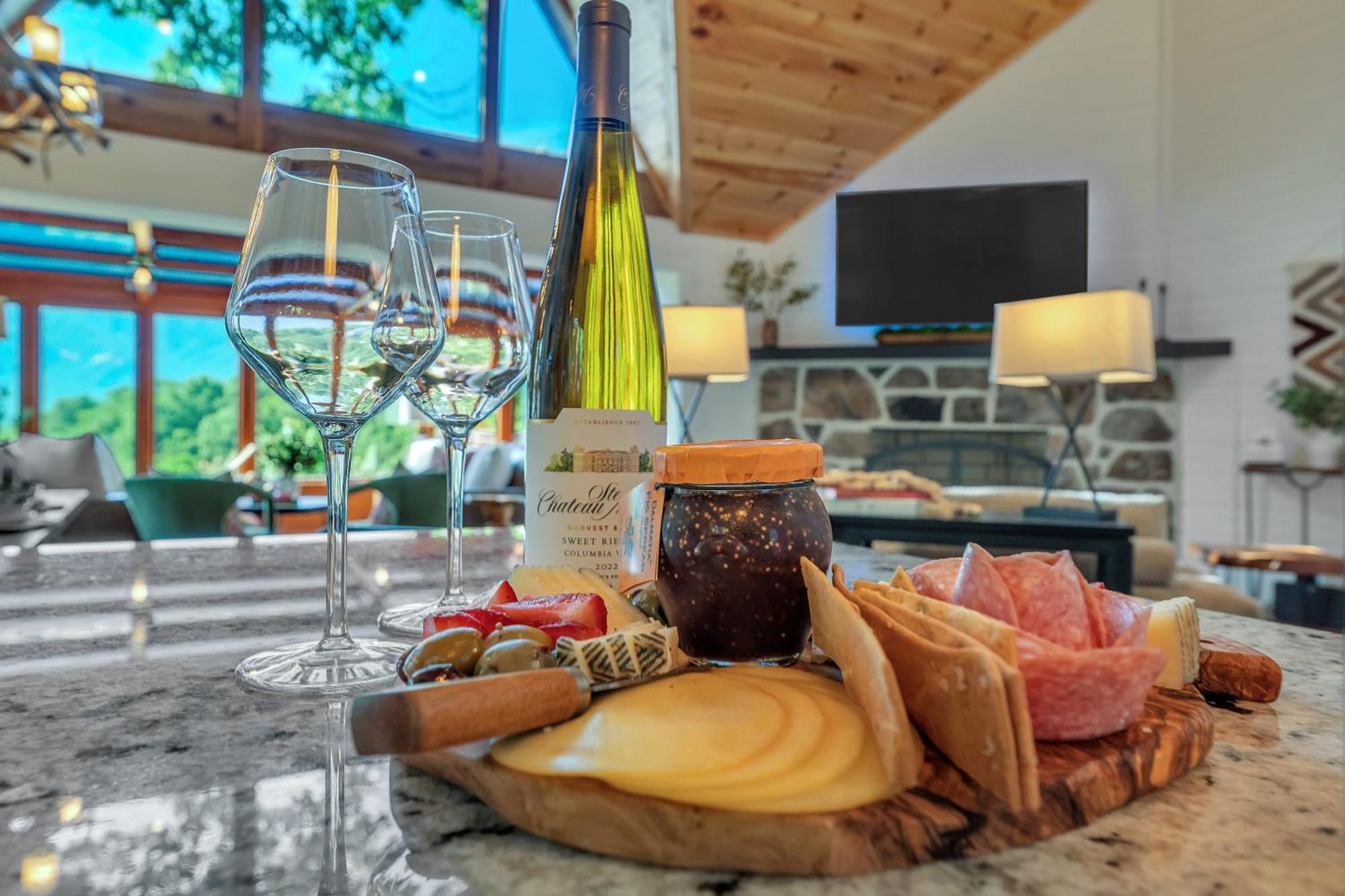 Chalet Family With Sauna, Hottub, Heavenly Views! Mins To Downtown! *
