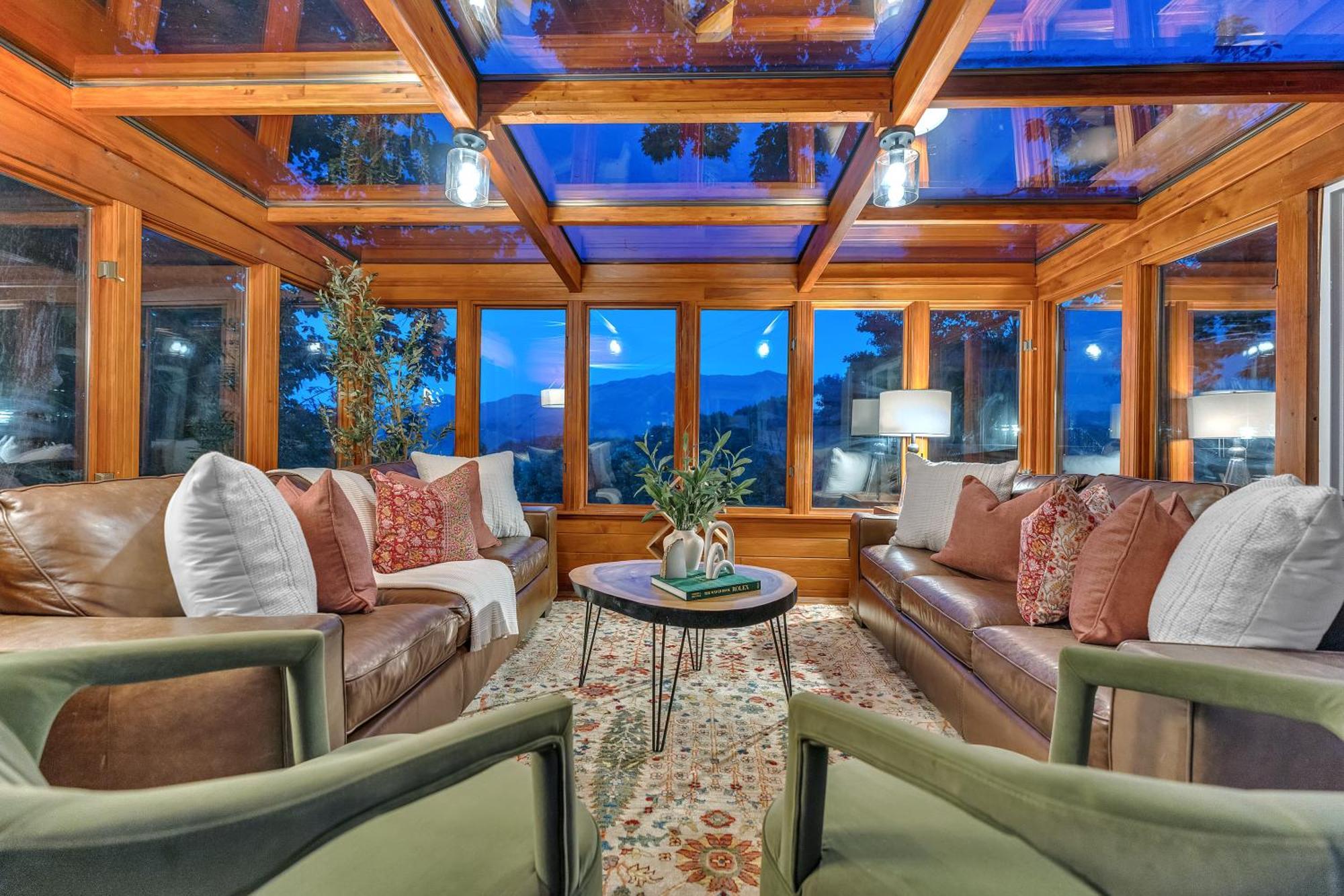 Chalet Family With Sauna, Hottub, Heavenly Views! Mins To Downtown!