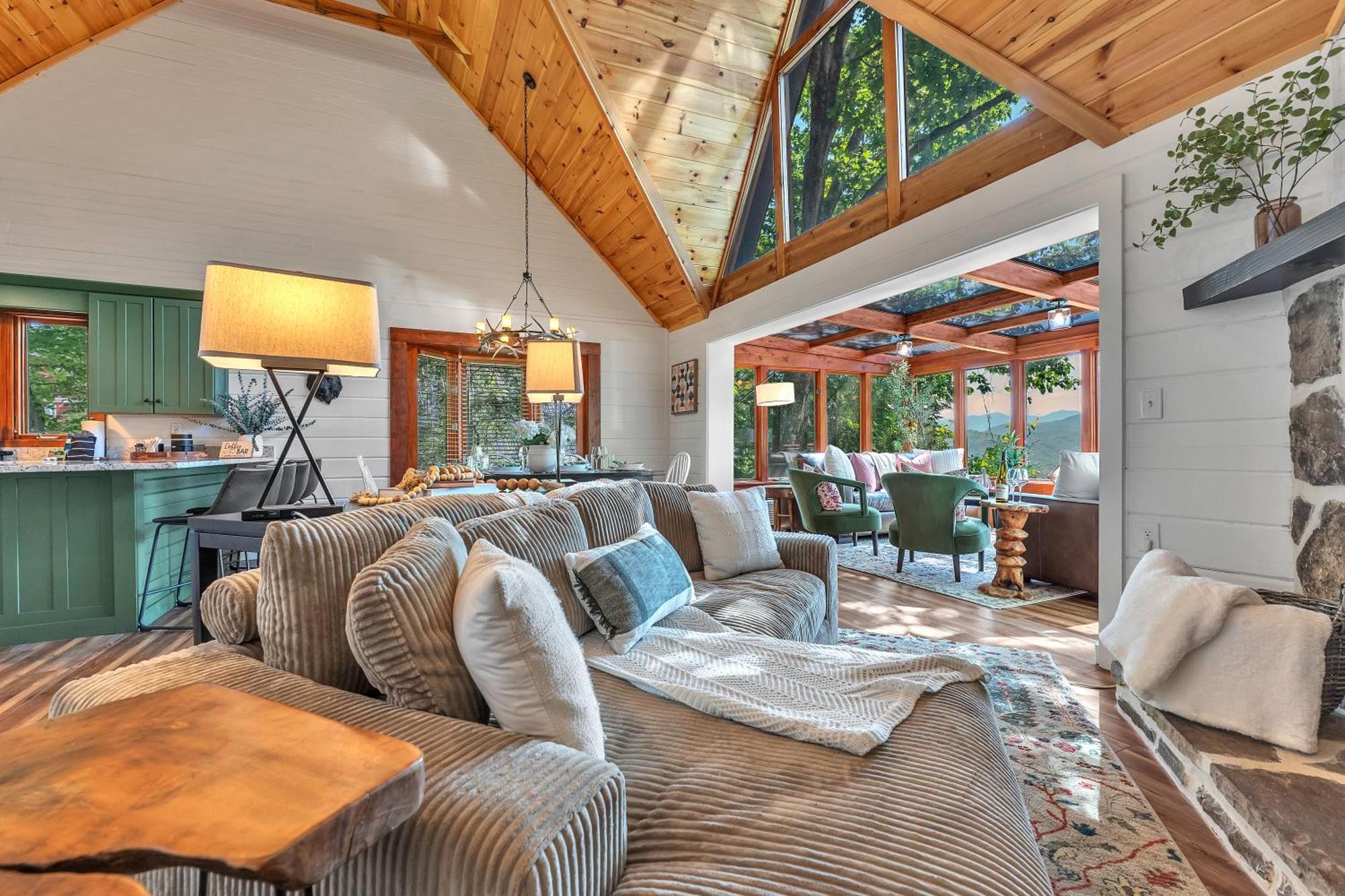 Chalet Family With Sauna, Hottub, Heavenly Views! Mins To Downtown!