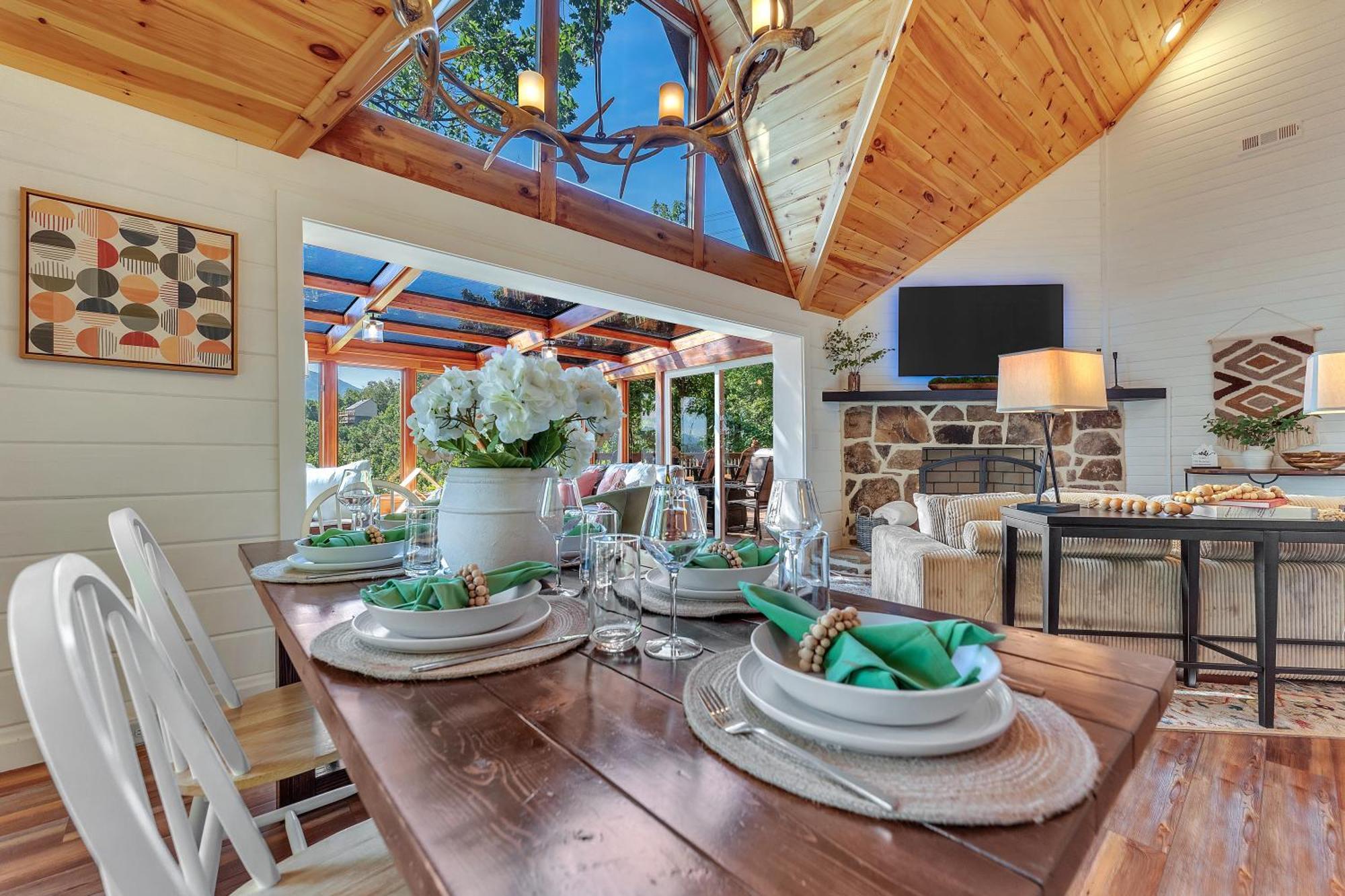 Chalet Family With Sauna, Hottub, Heavenly Views! Mins To Downtown!