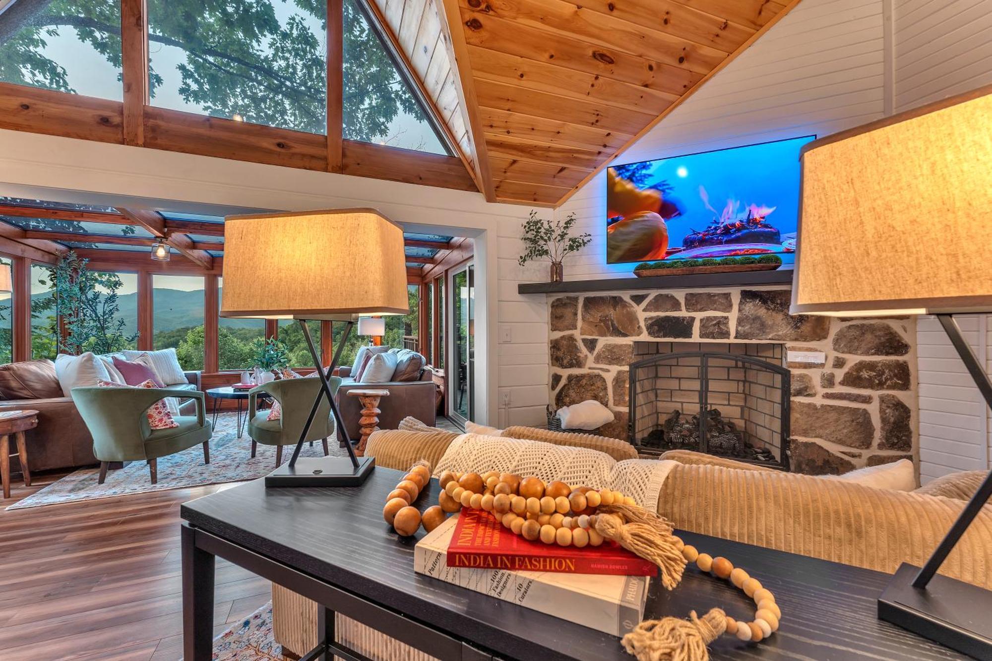 Chalet Family With Sauna, Hottub, Heavenly Views! Mins To Downtown! *