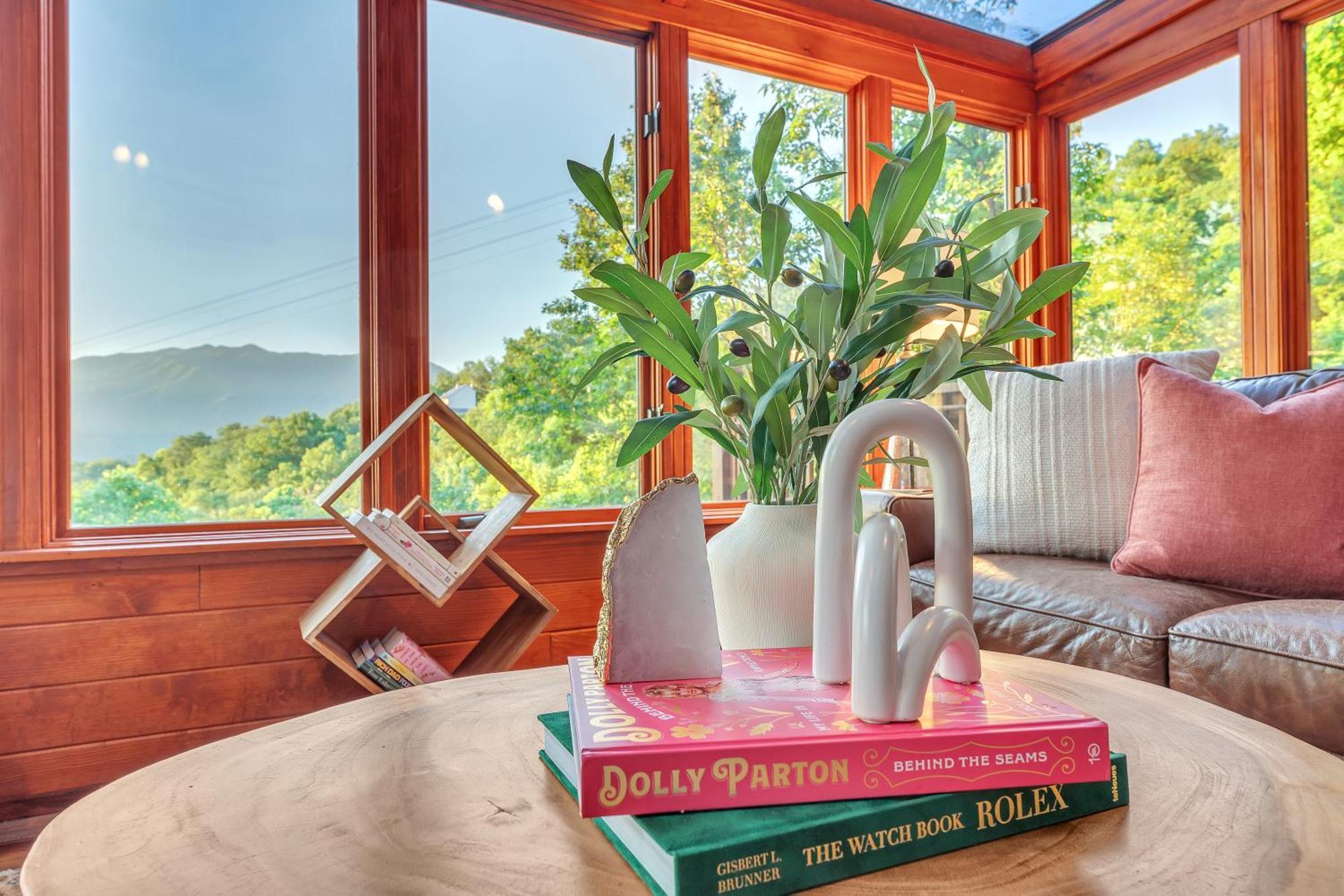 Chalet Family With Sauna, Hottub, Heavenly Views! Mins To Downtown!