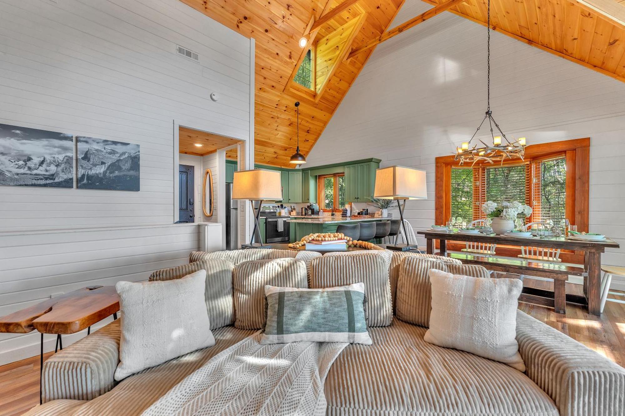 Chalet Family With Sauna, Hottub, Heavenly Views! Mins To Downtown!