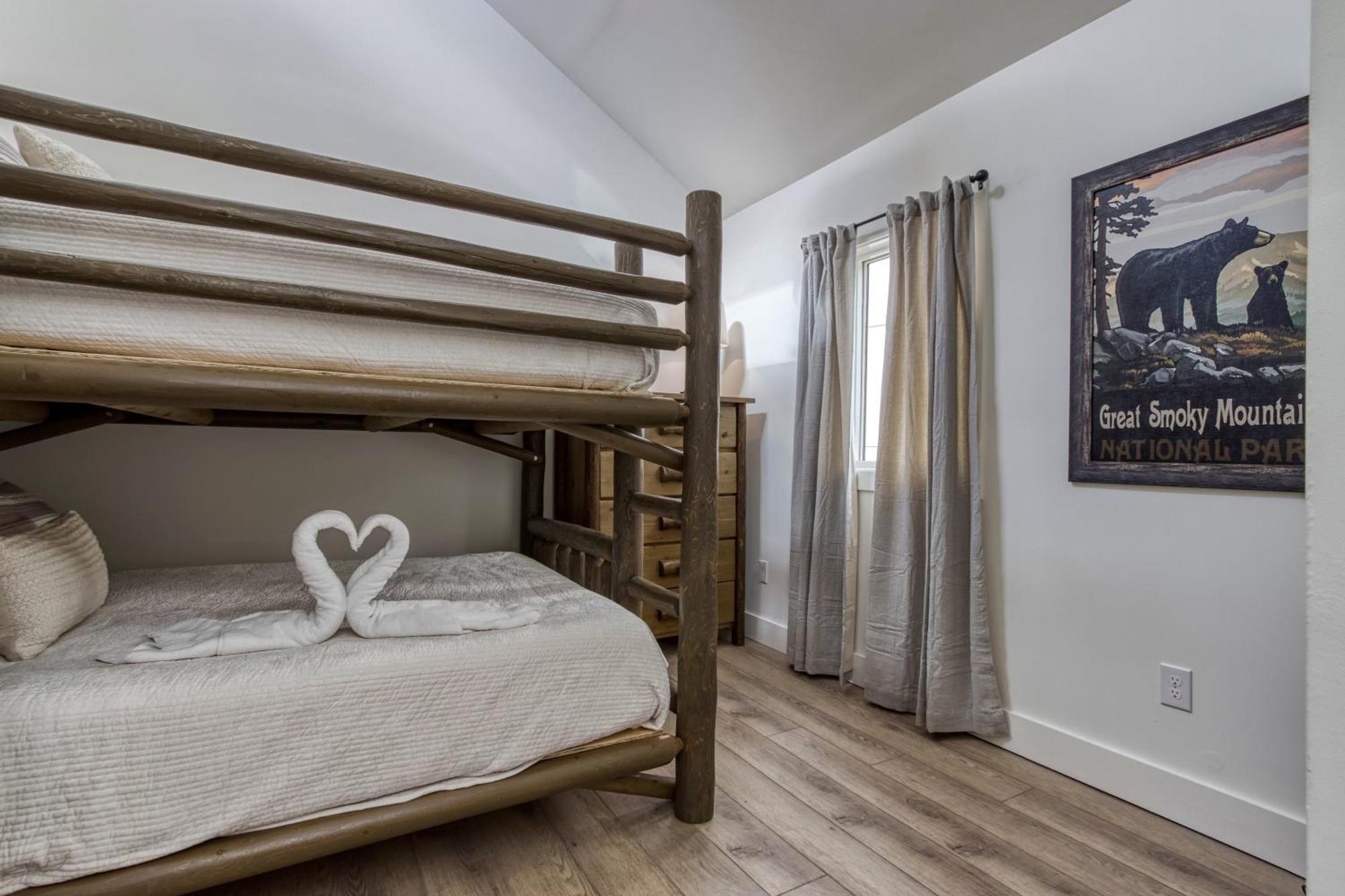 Downtown Prime Location Walk Everywhere In Gatlinburg3bed3bath Sleeps 8 Holiday home *