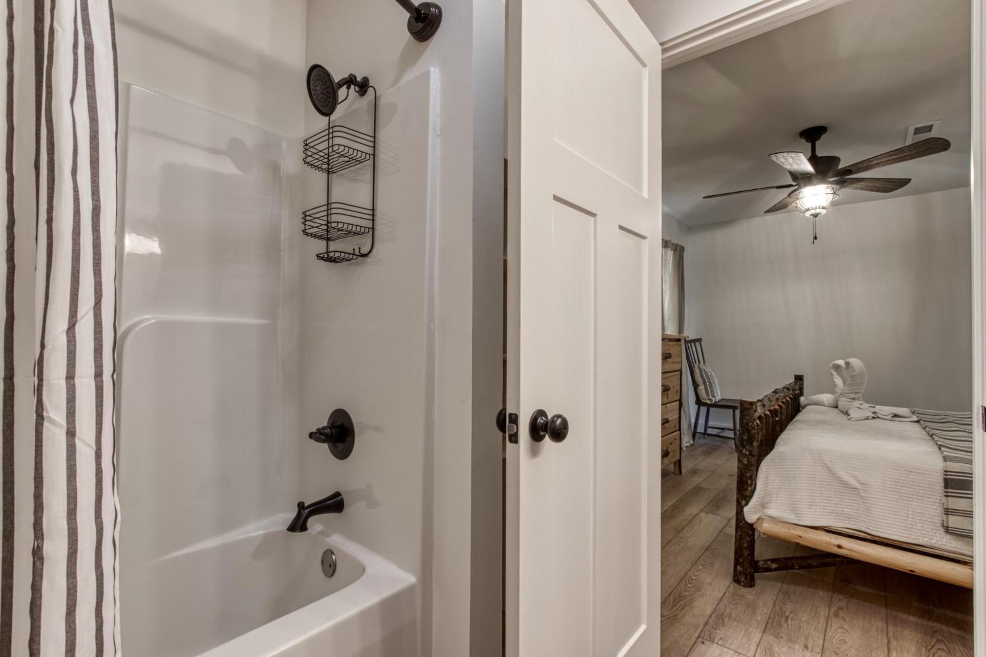 Downtown Prime Location Walk Everywhere In Gatlinburg3bed3bath Sleeps 8 Holiday home Gatlinburg