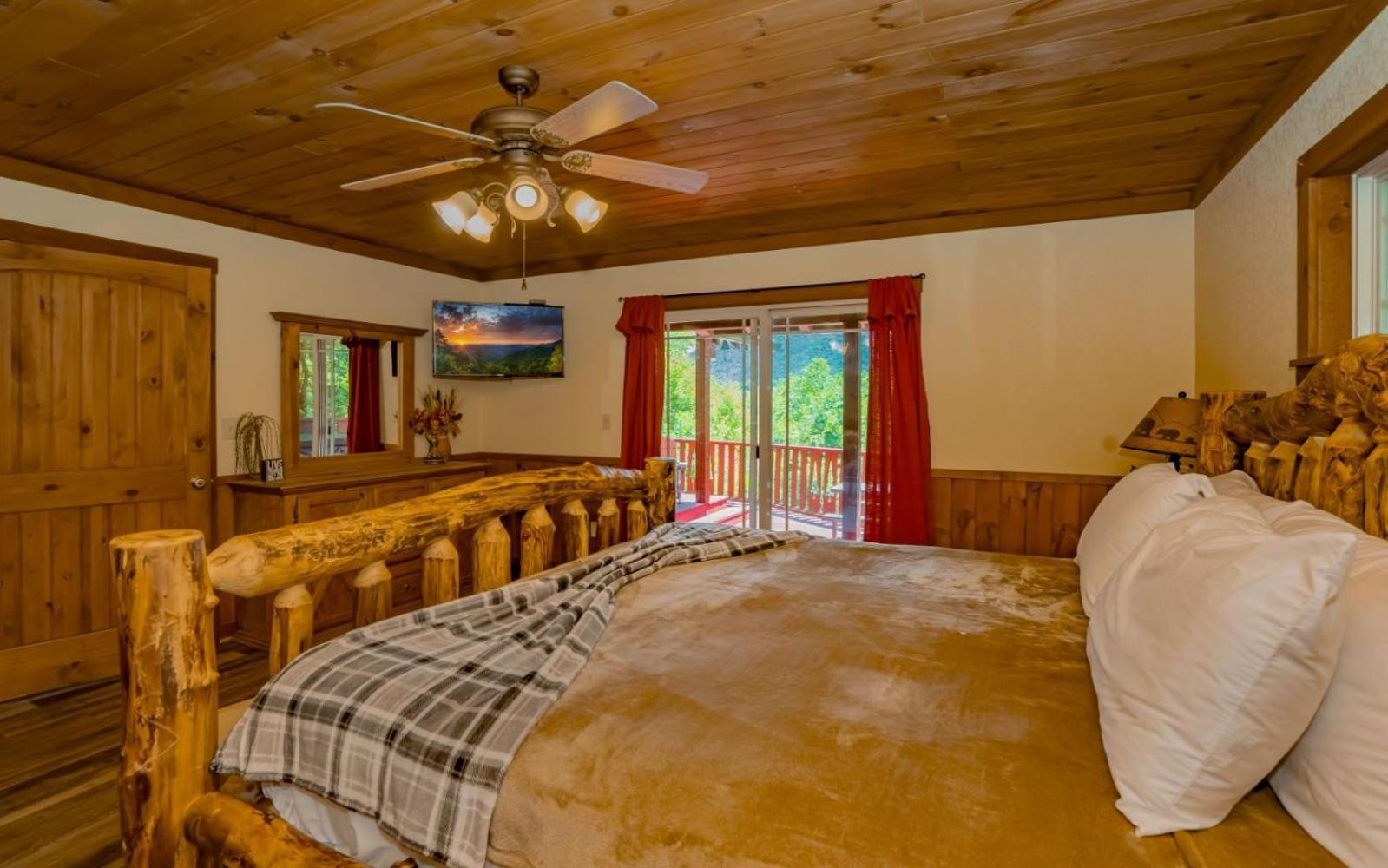 Treetop Retreat Villa Gatlinburg